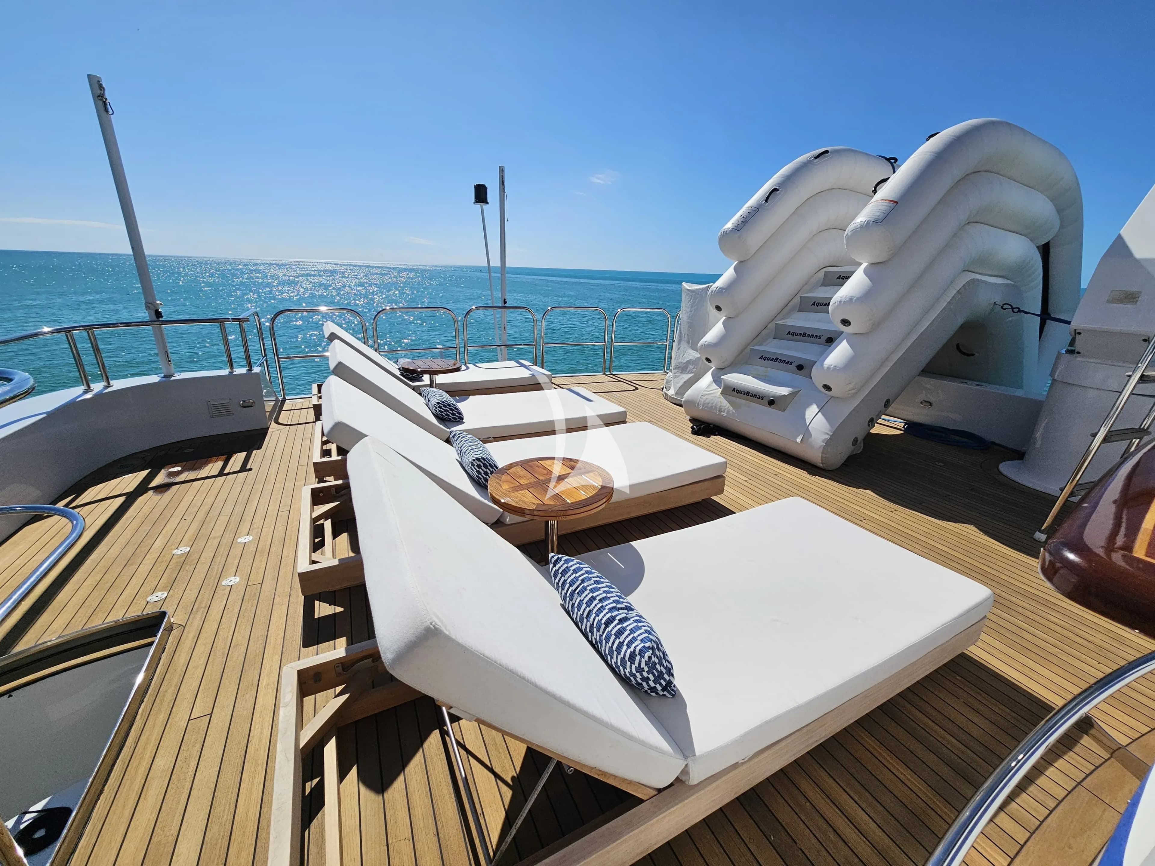 KING OF FUN – Exterior