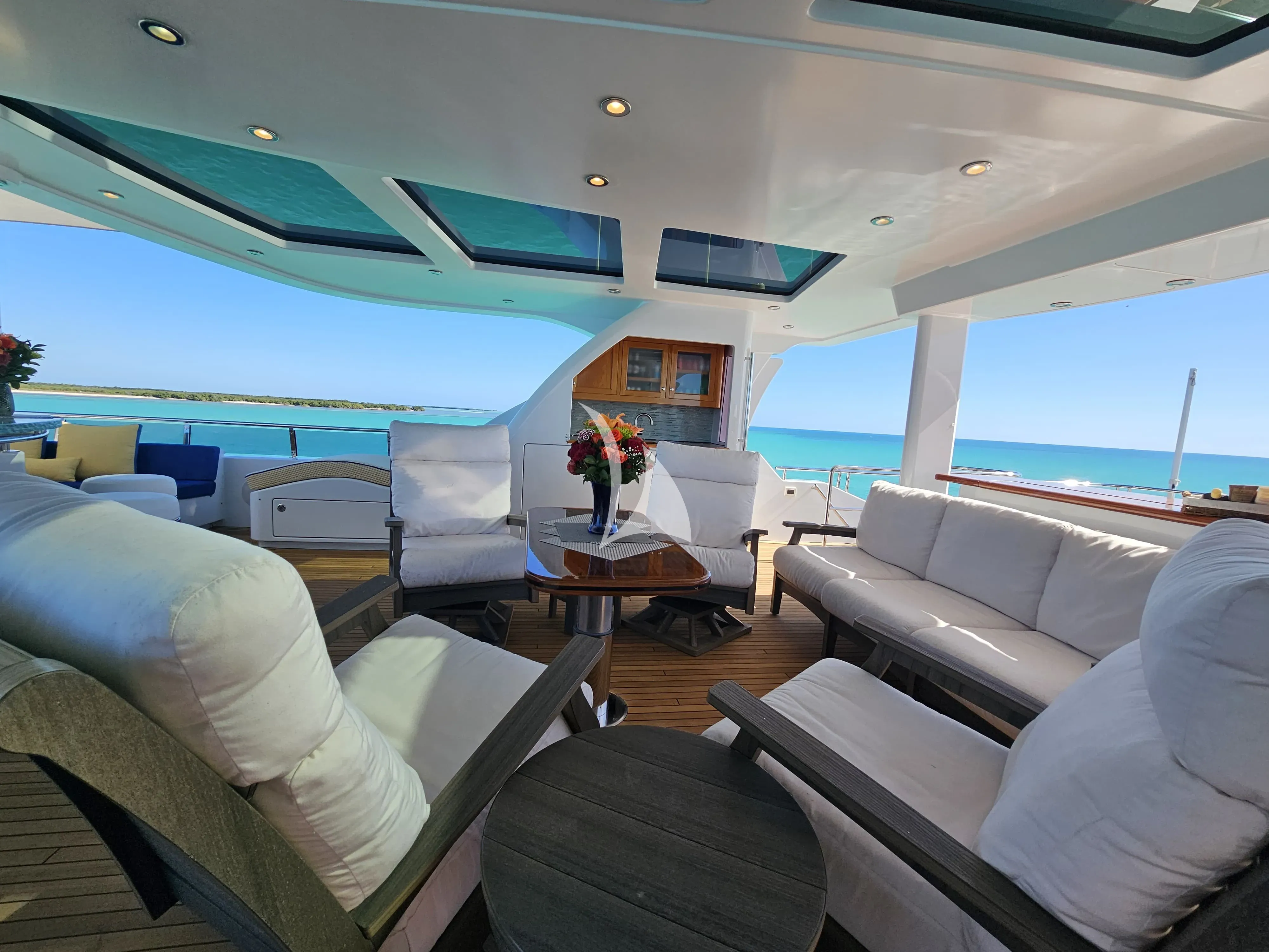 KING OF FUN – Exterior