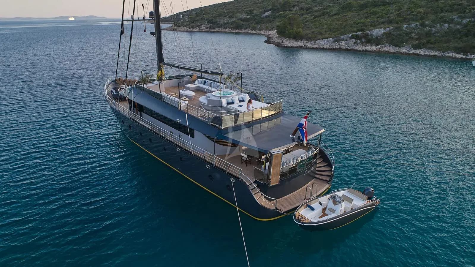 Rara Avis – Exterior