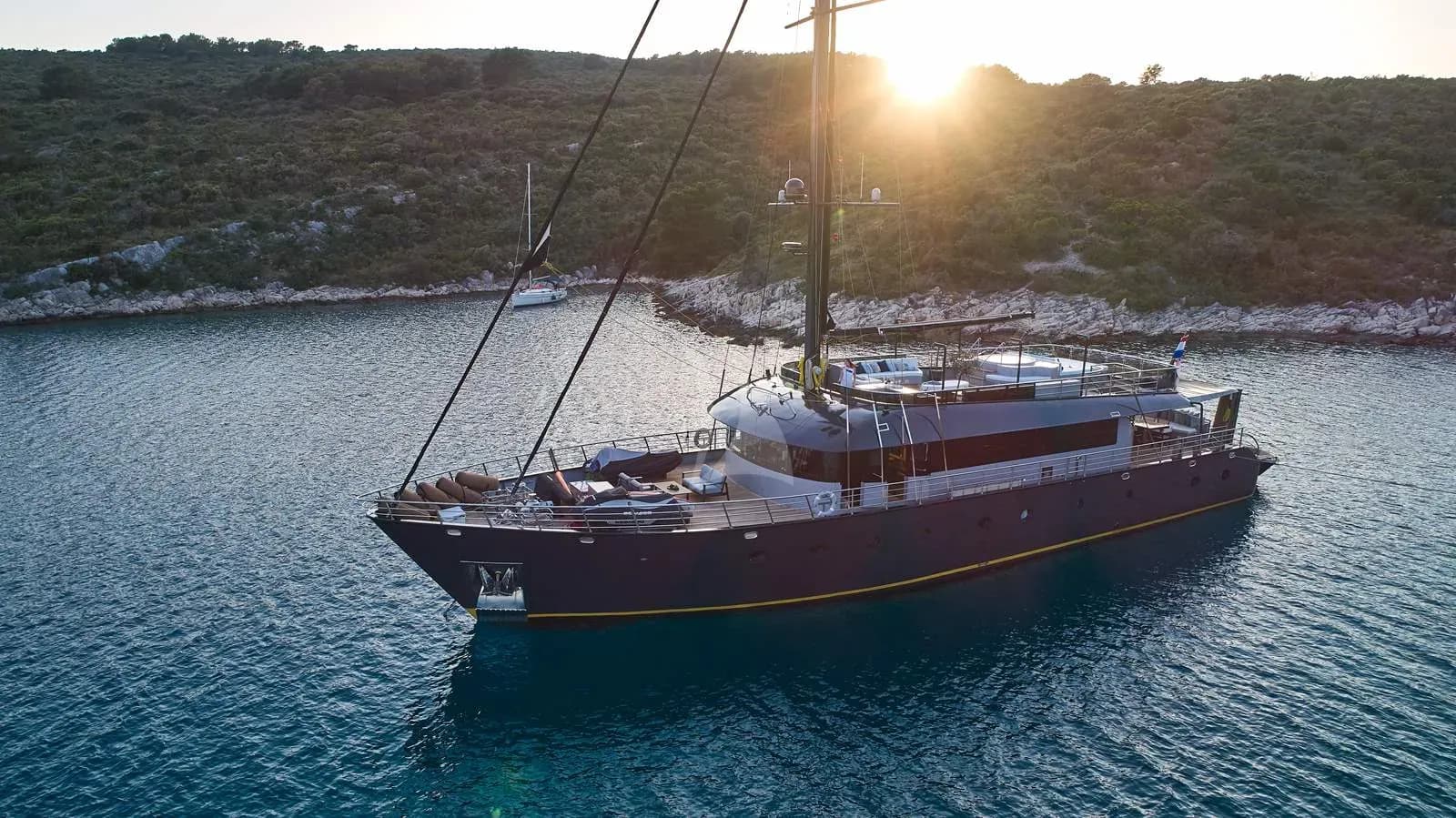 Rara Avis – Exterior