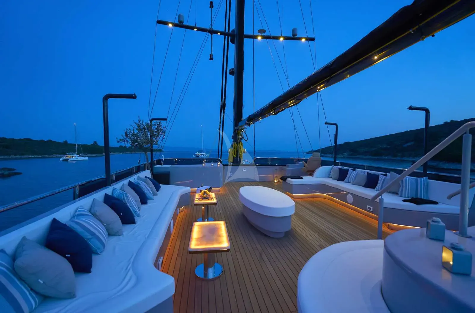 Rara Avis – Exterior
