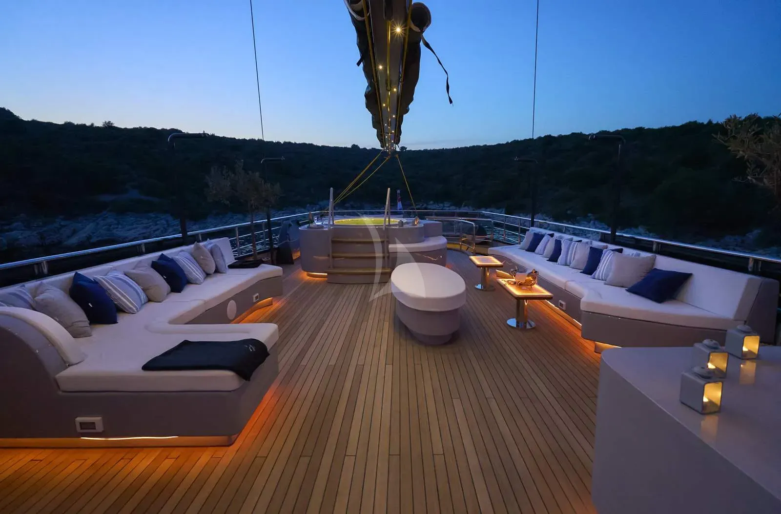 Rara Avis – Exterior