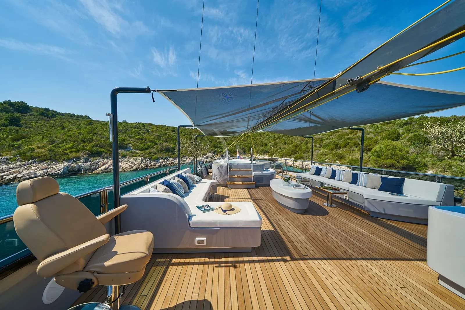 Rara Avis – Exterior