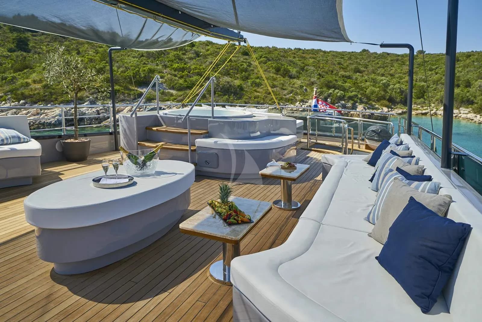 Rara Avis – Exterior