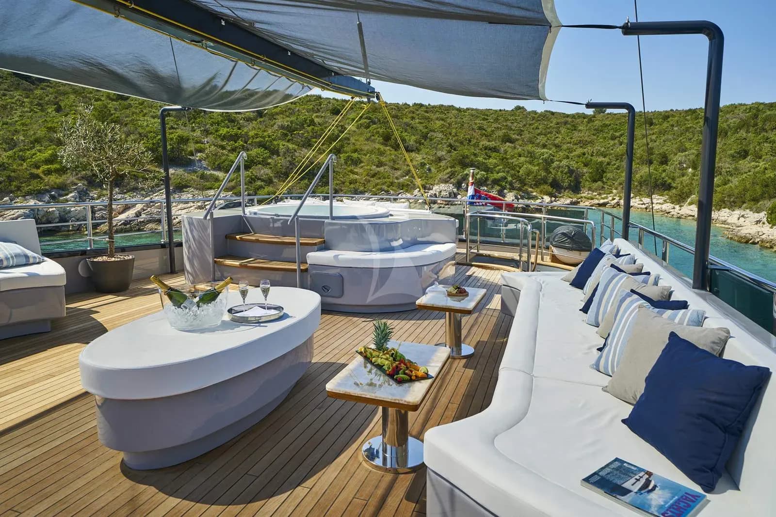 Rara Avis – Exterior