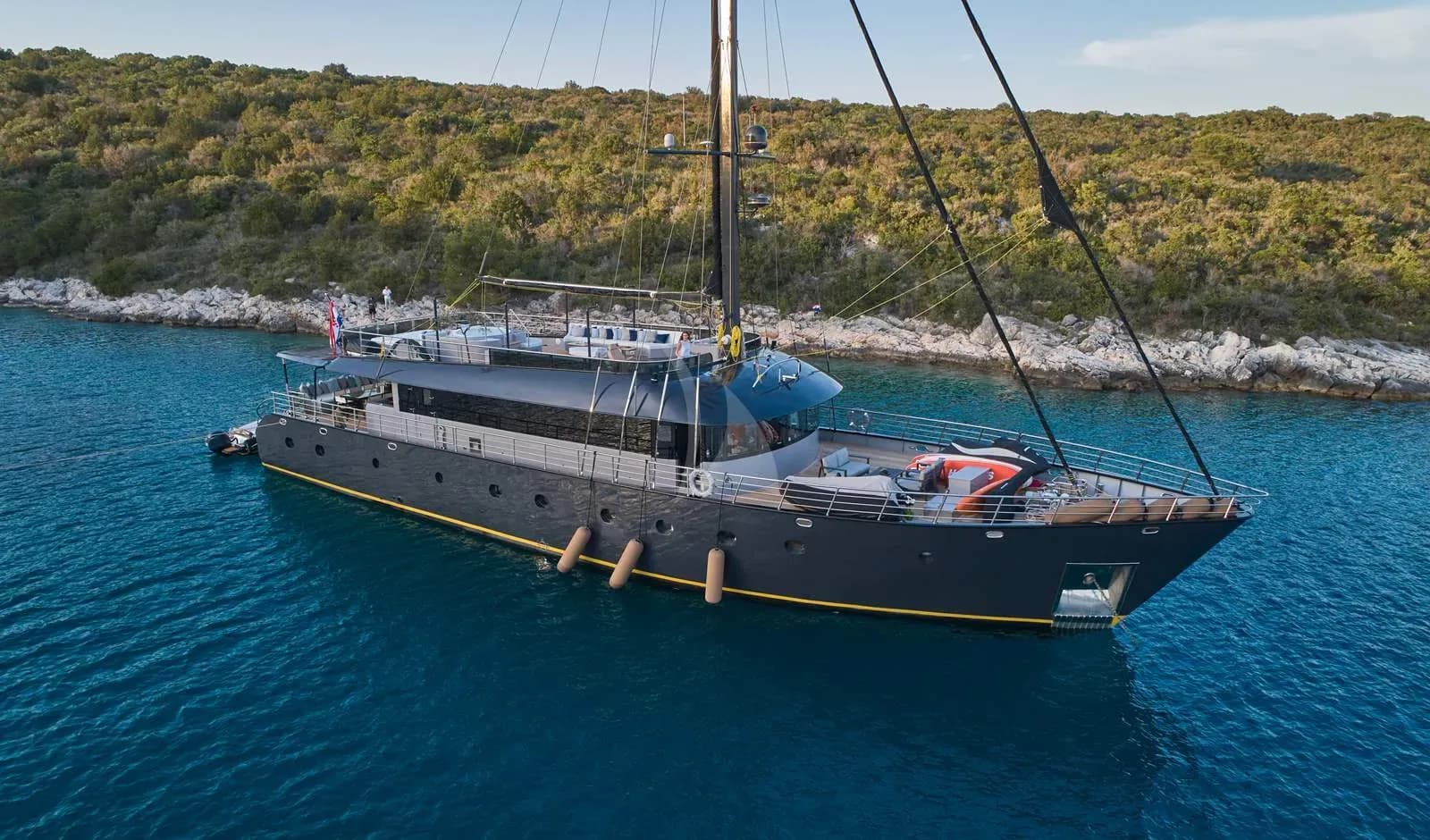 Rara Avis – Exterior