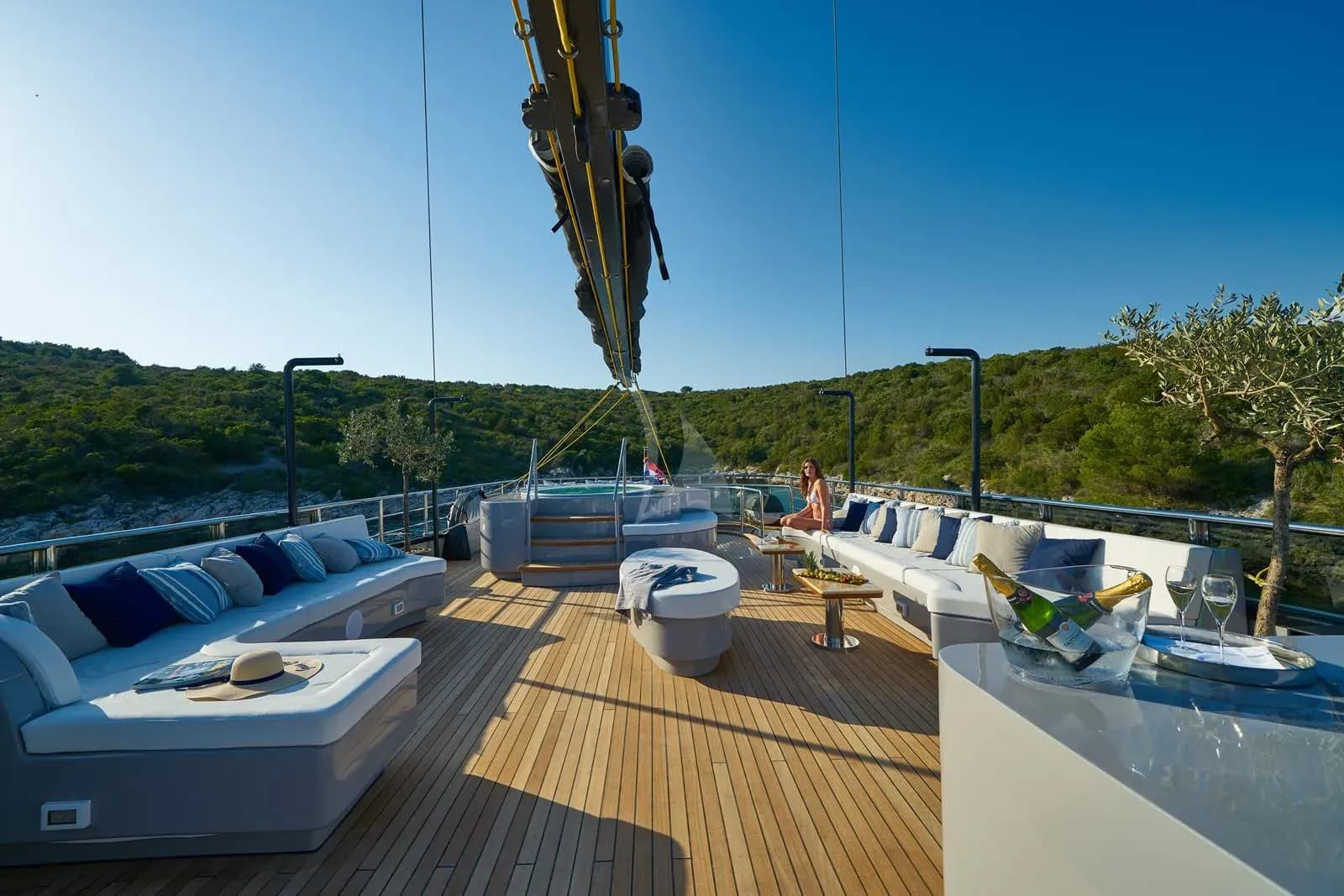 Rara Avis – Exterior
