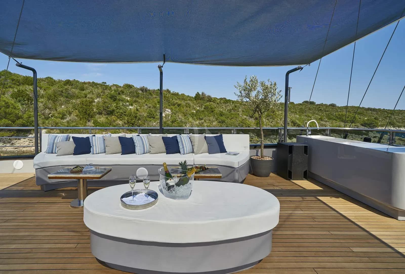 Rara Avis – Exterior