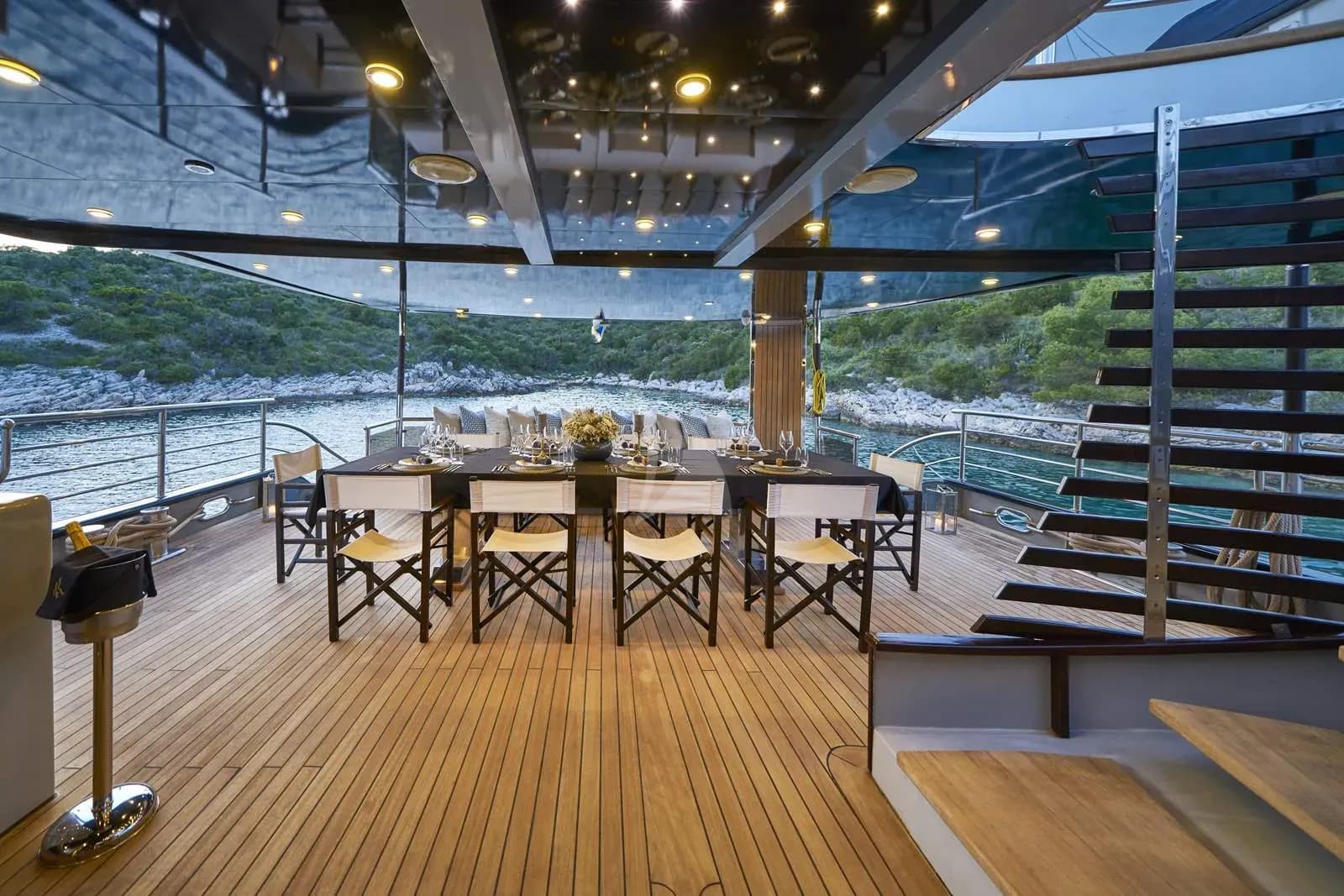 Rara Avis – Exterior