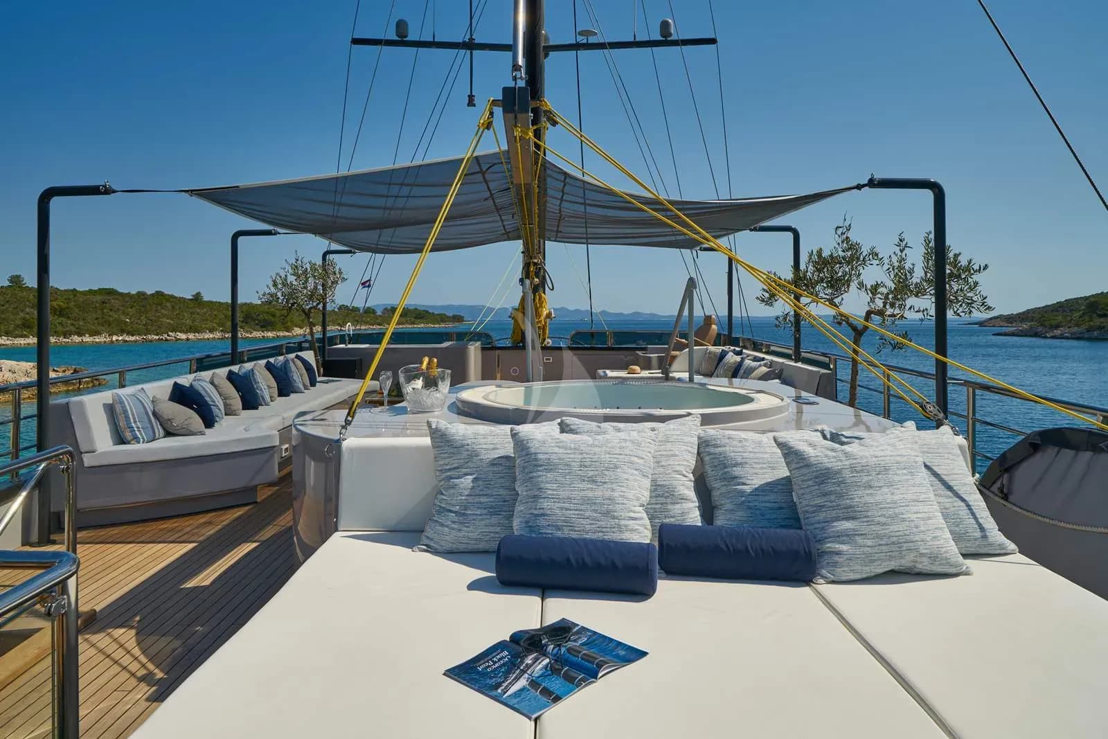 Rara Avis – Exterior