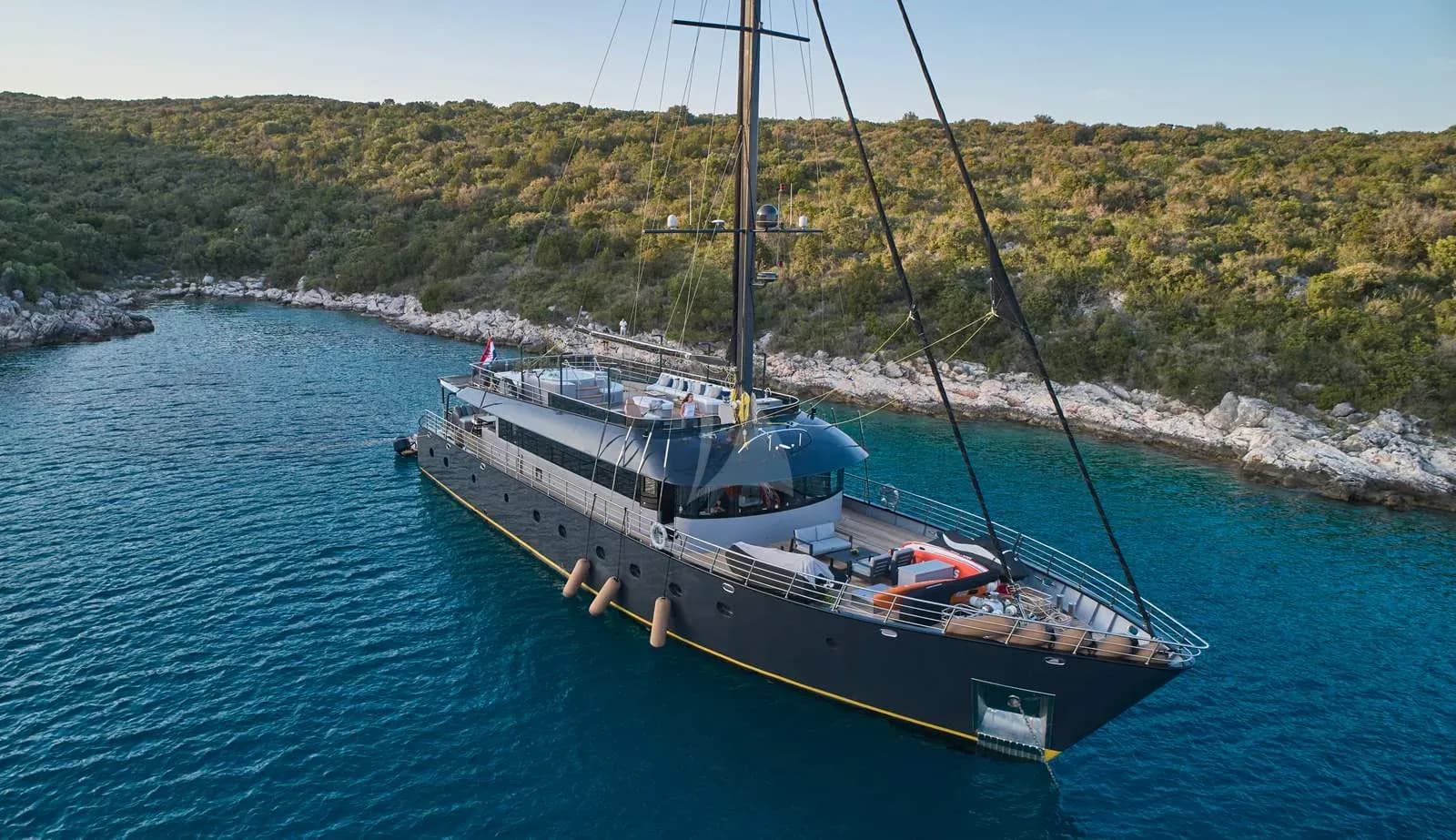 Rara Avis – Exterior