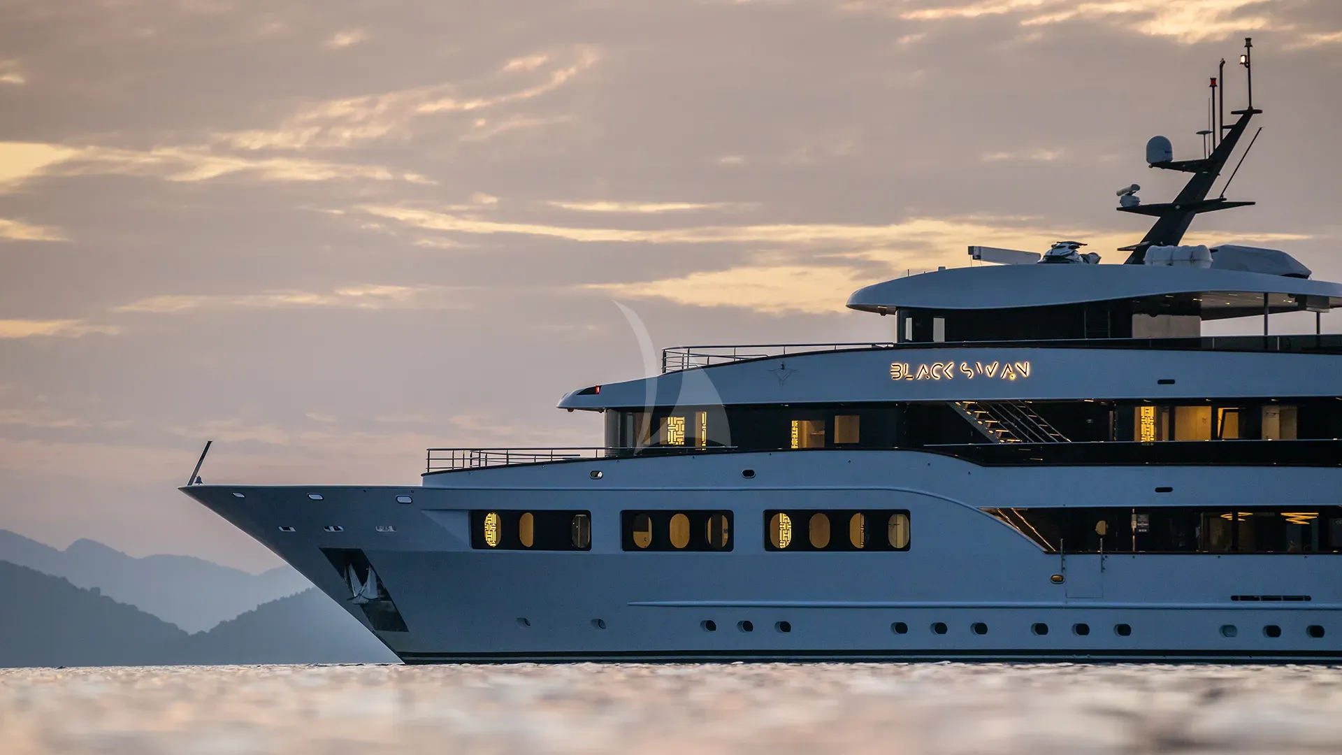 BLACK SWAN – Exterior