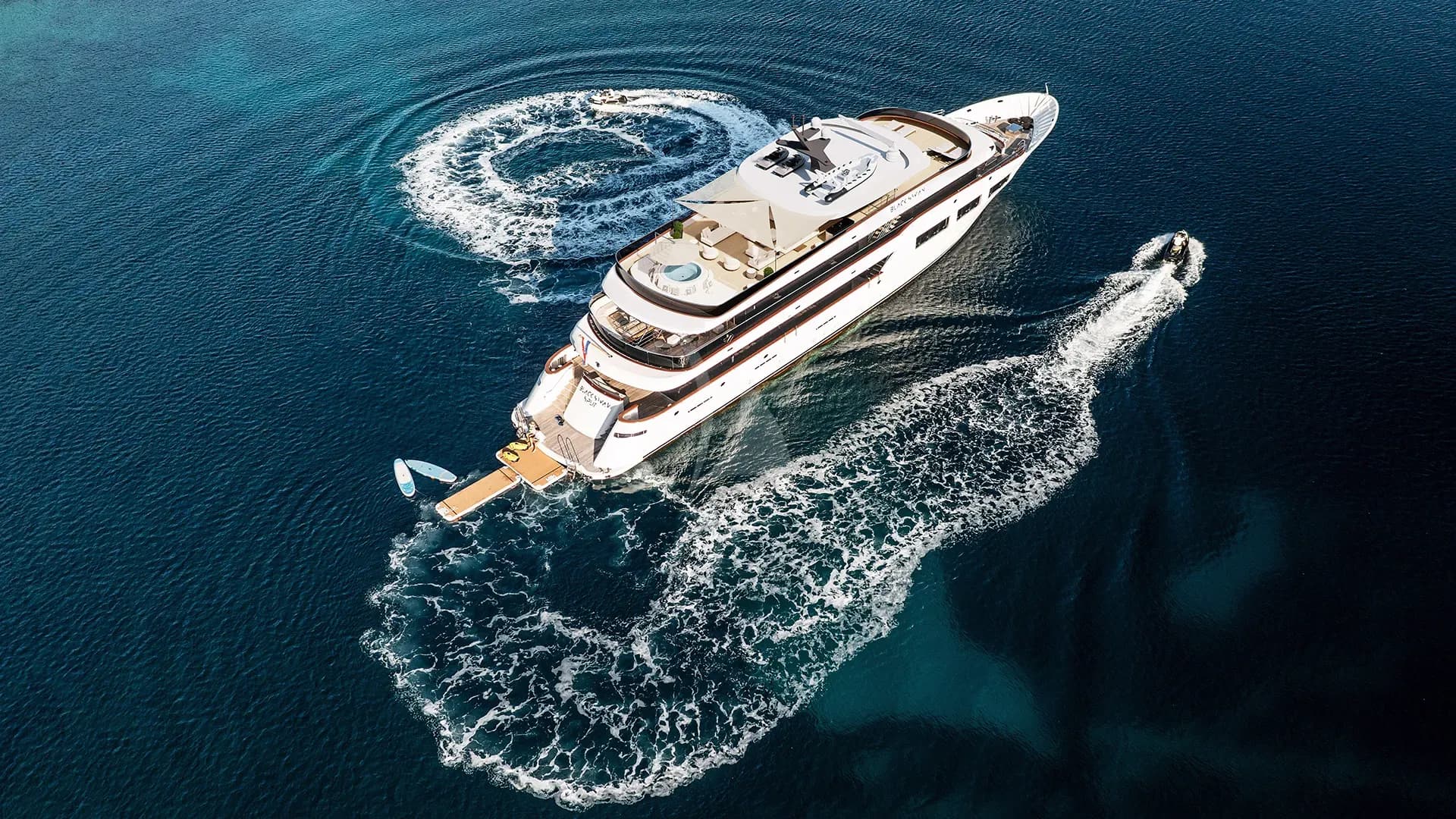 BLACK SWAN – Exterior