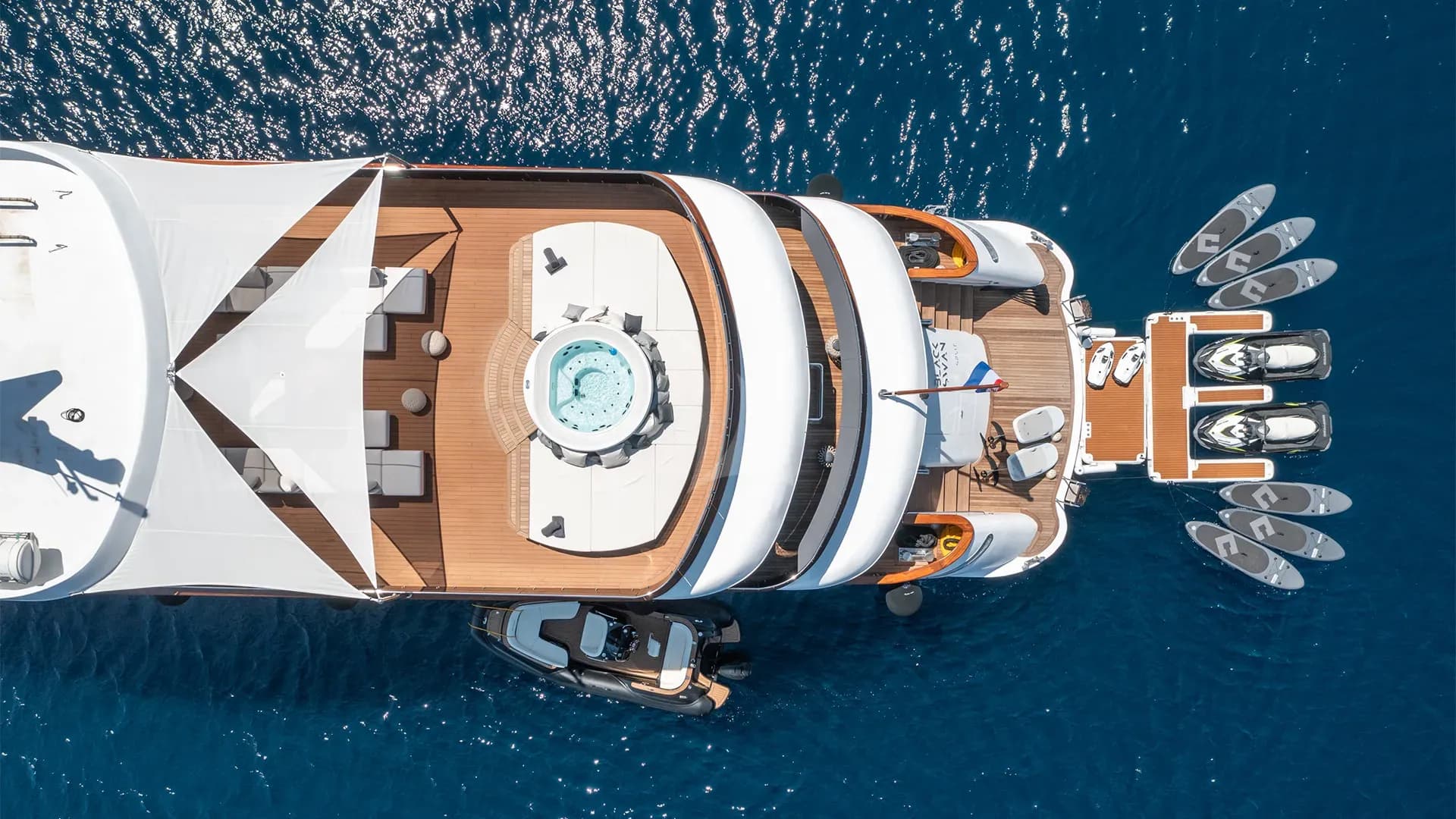 BLACK SWAN – Exterior