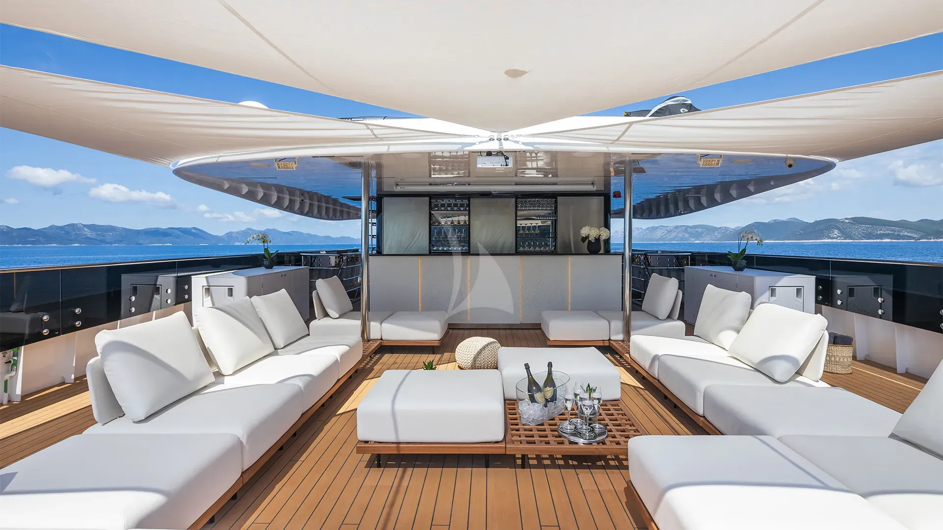 BLACK SWAN – Exterior