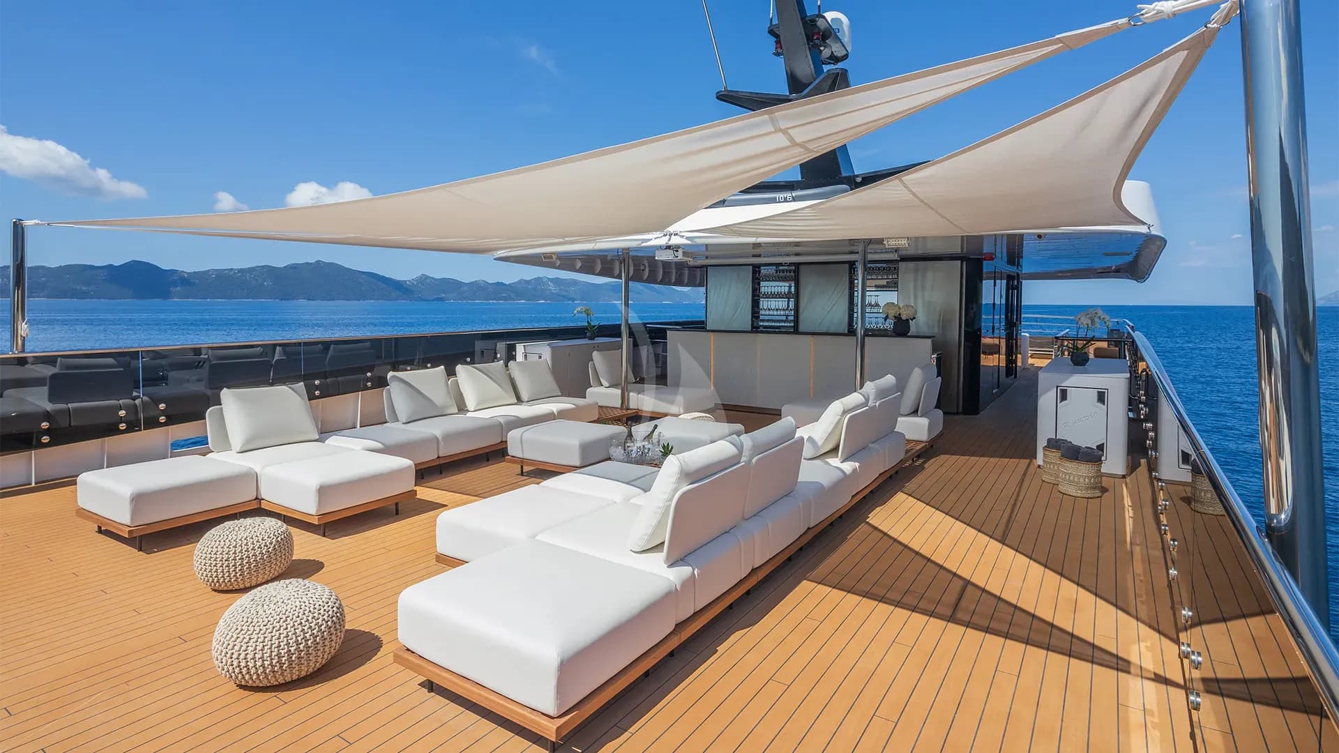BLACK SWAN – Exterior