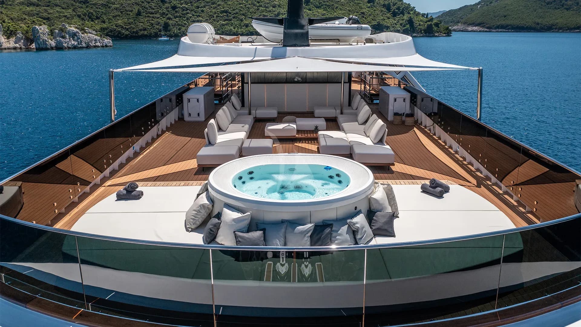 BLACK SWAN – Exterior