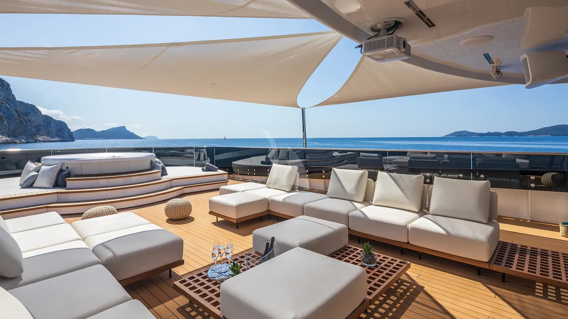BLACK SWAN – Exterior