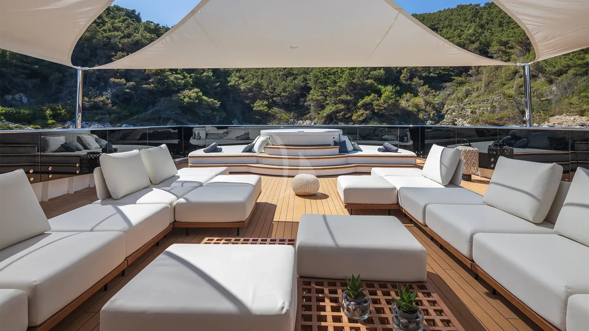 BLACK SWAN – Exterior