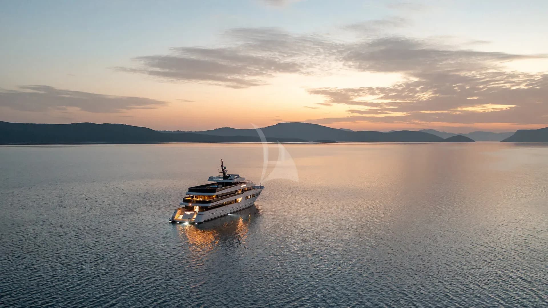 BLACK SWAN – Exterior