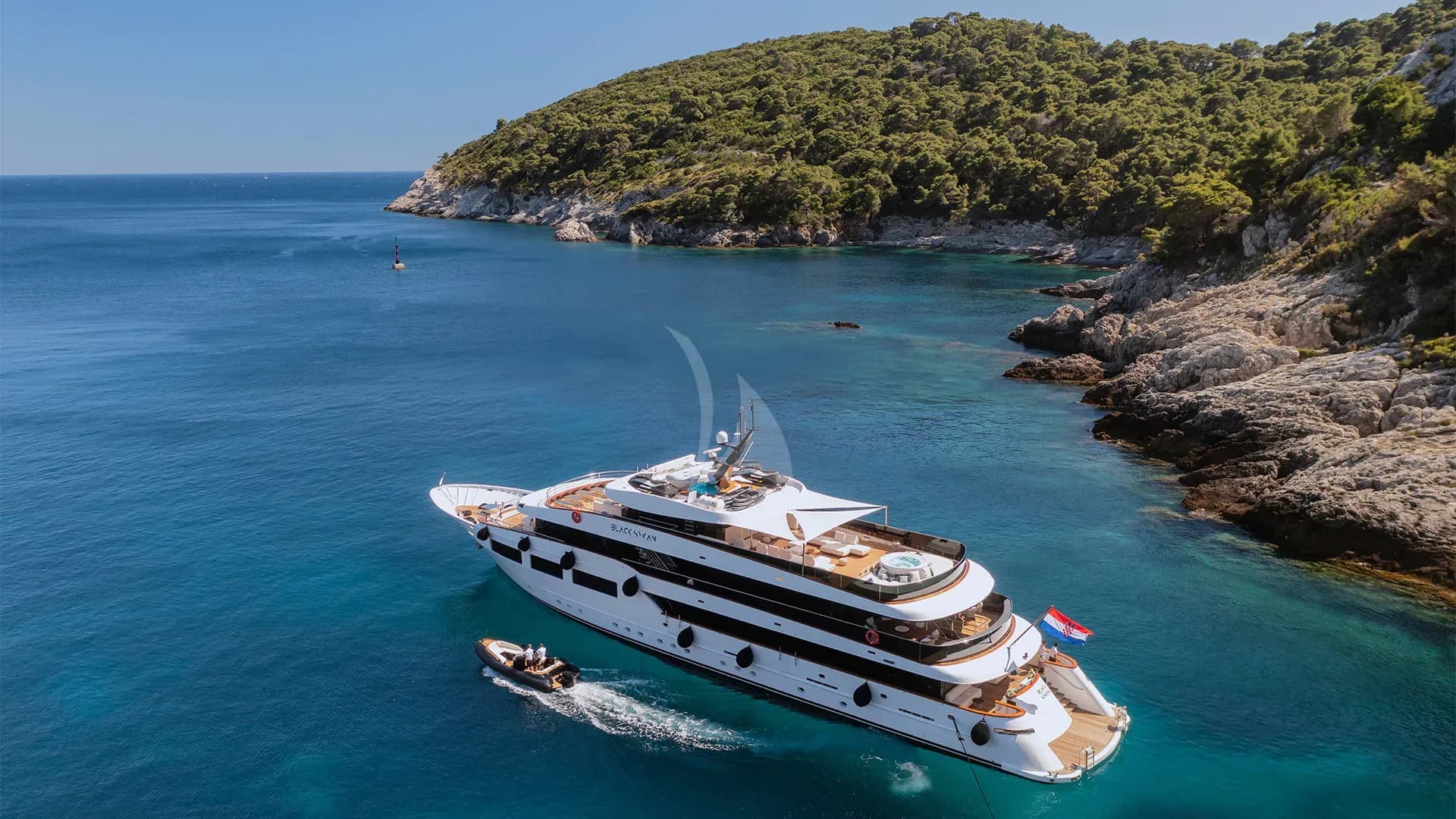 BLACK SWAN – Exterior