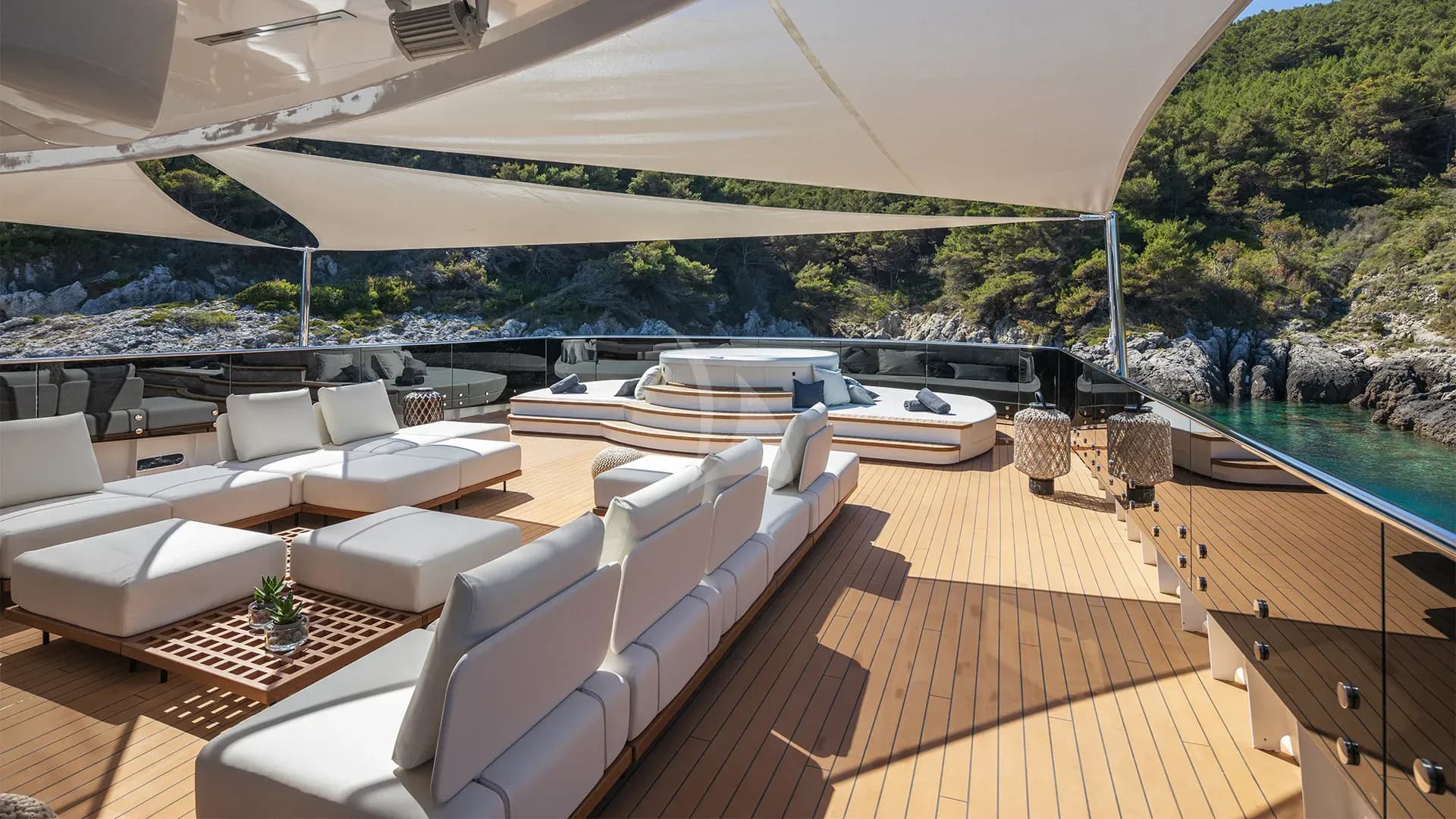 BLACK SWAN – Exterior