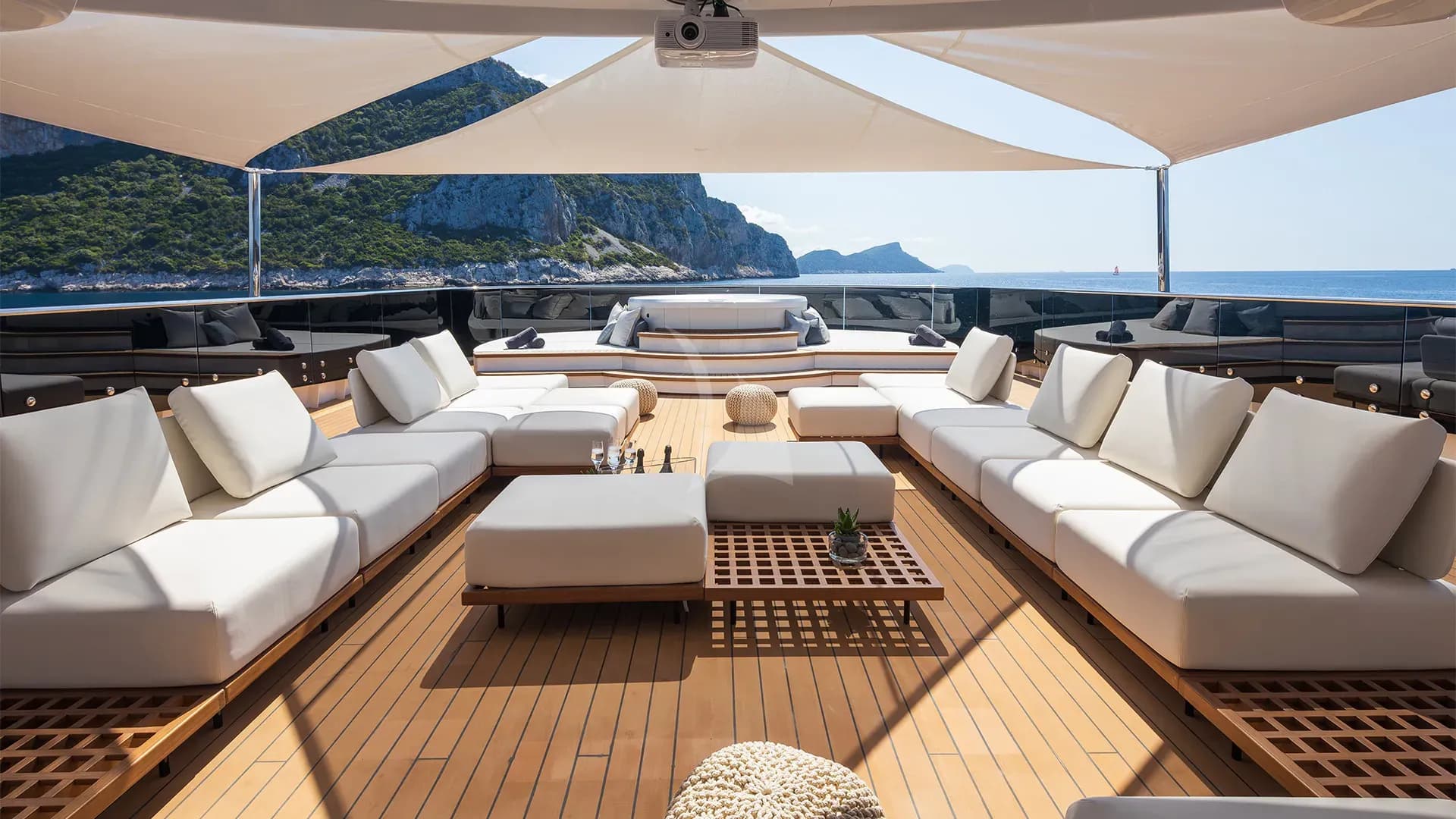 BLACK SWAN – Exterior