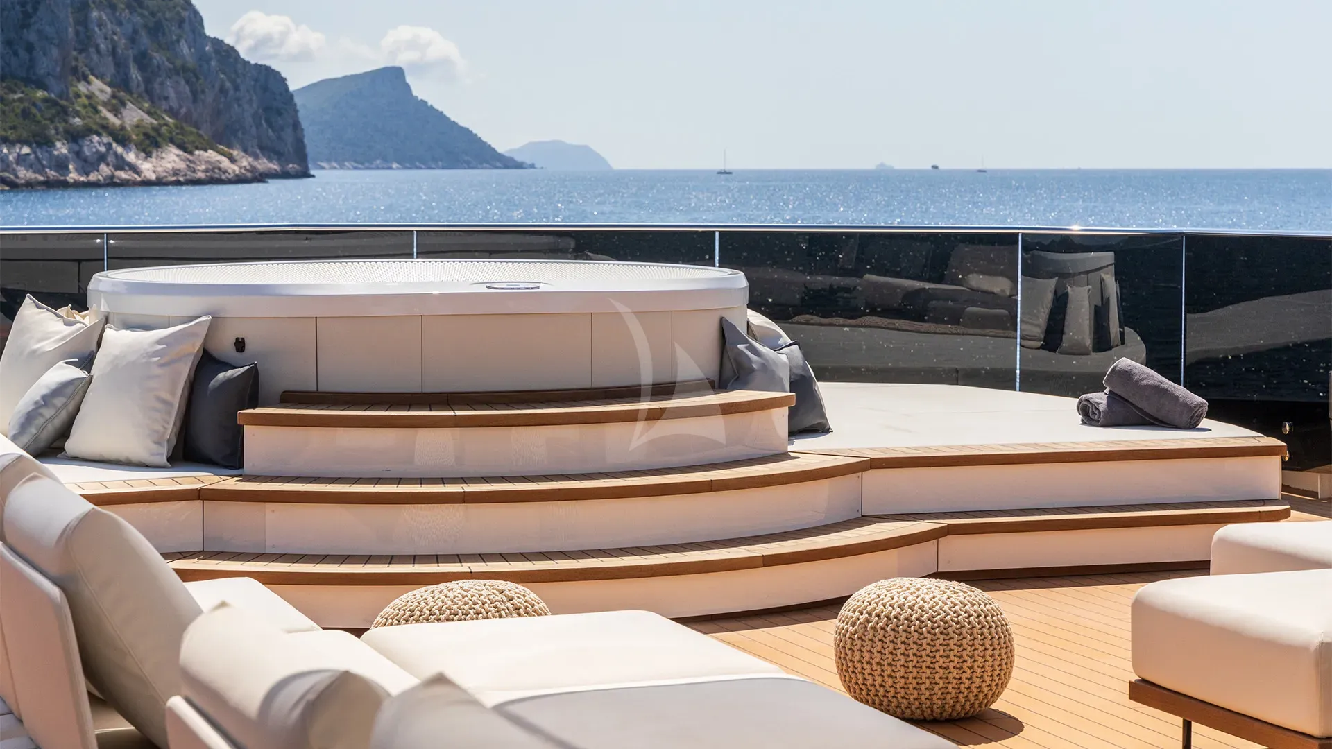 BLACK SWAN – Exterior