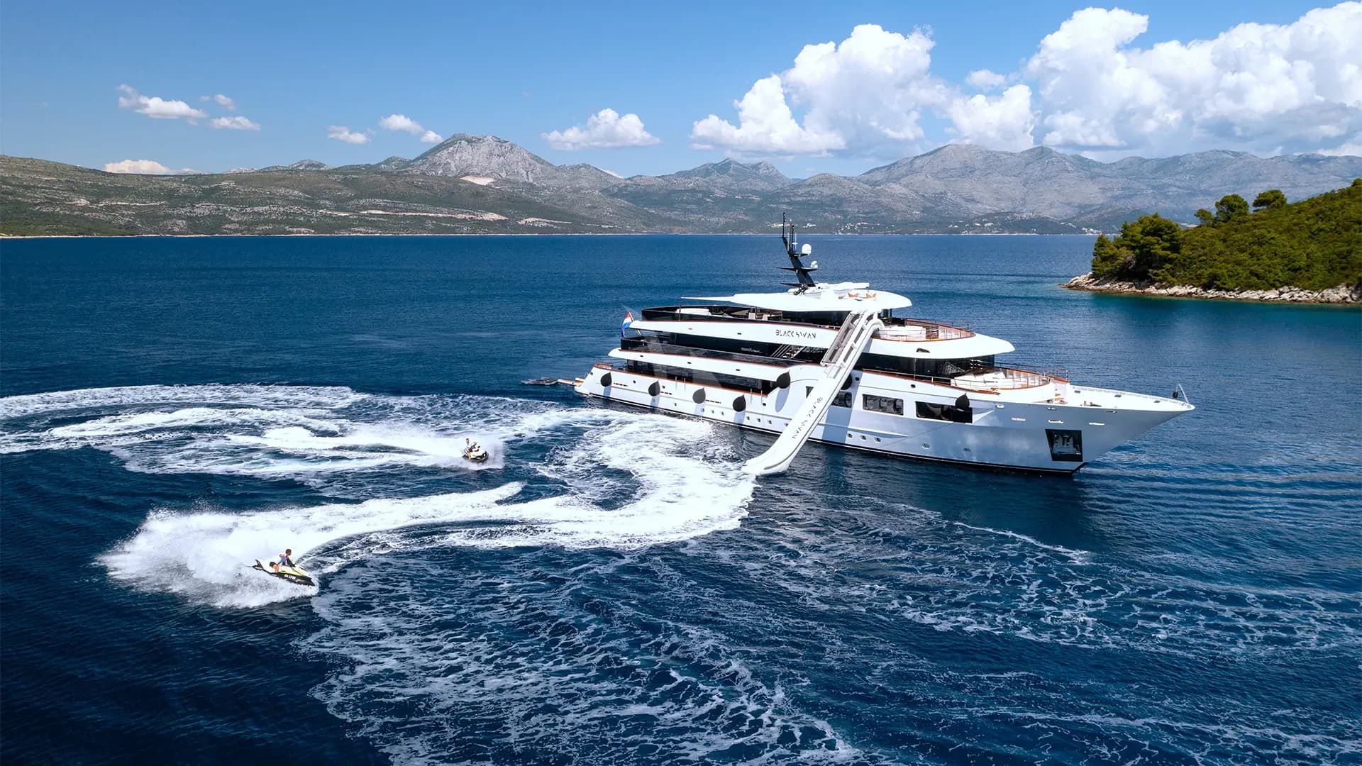 BLACK SWAN – Exterior