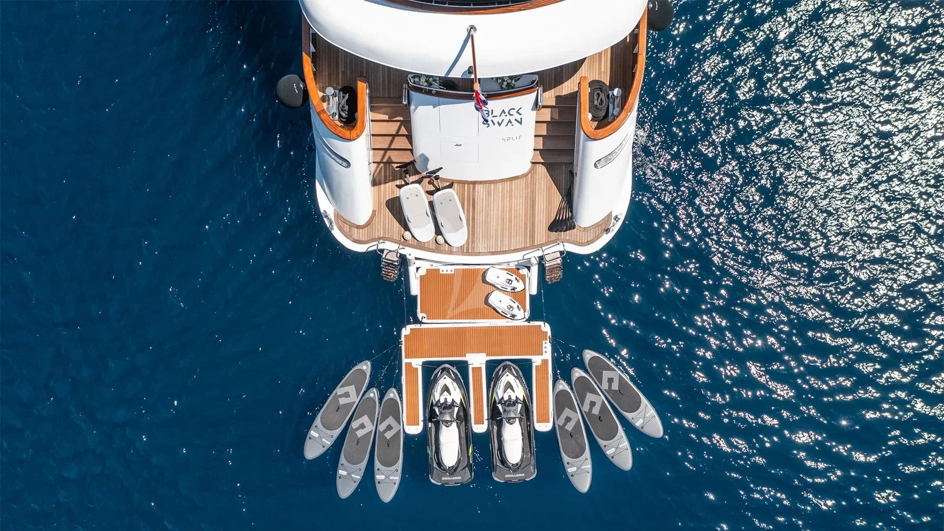 BLACK SWAN – Exterior