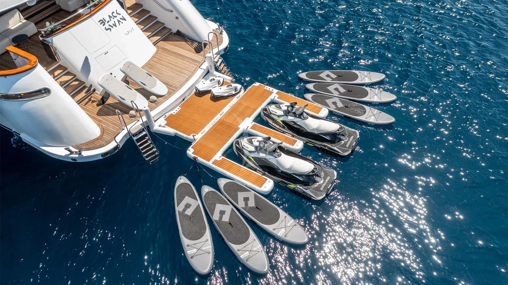 BLACK SWAN – Exterior