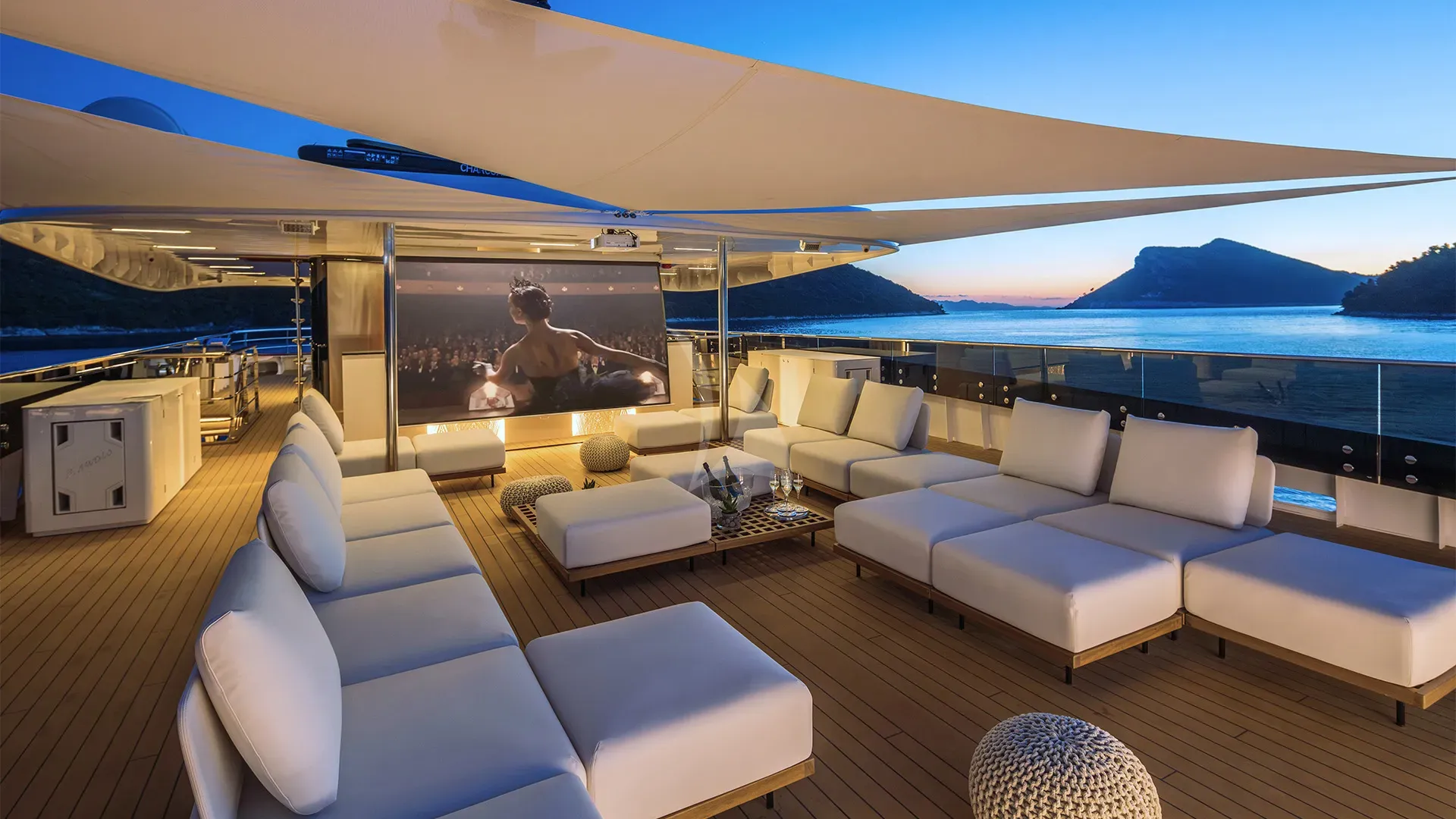 BLACK SWAN – Exterior