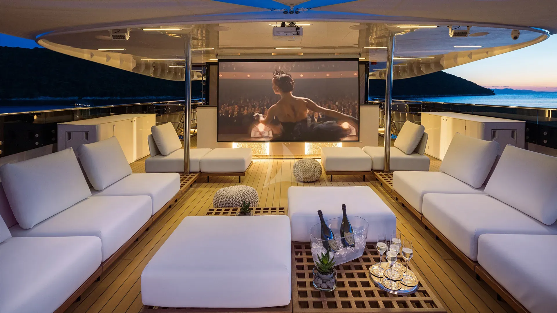 BLACK SWAN – Exterior