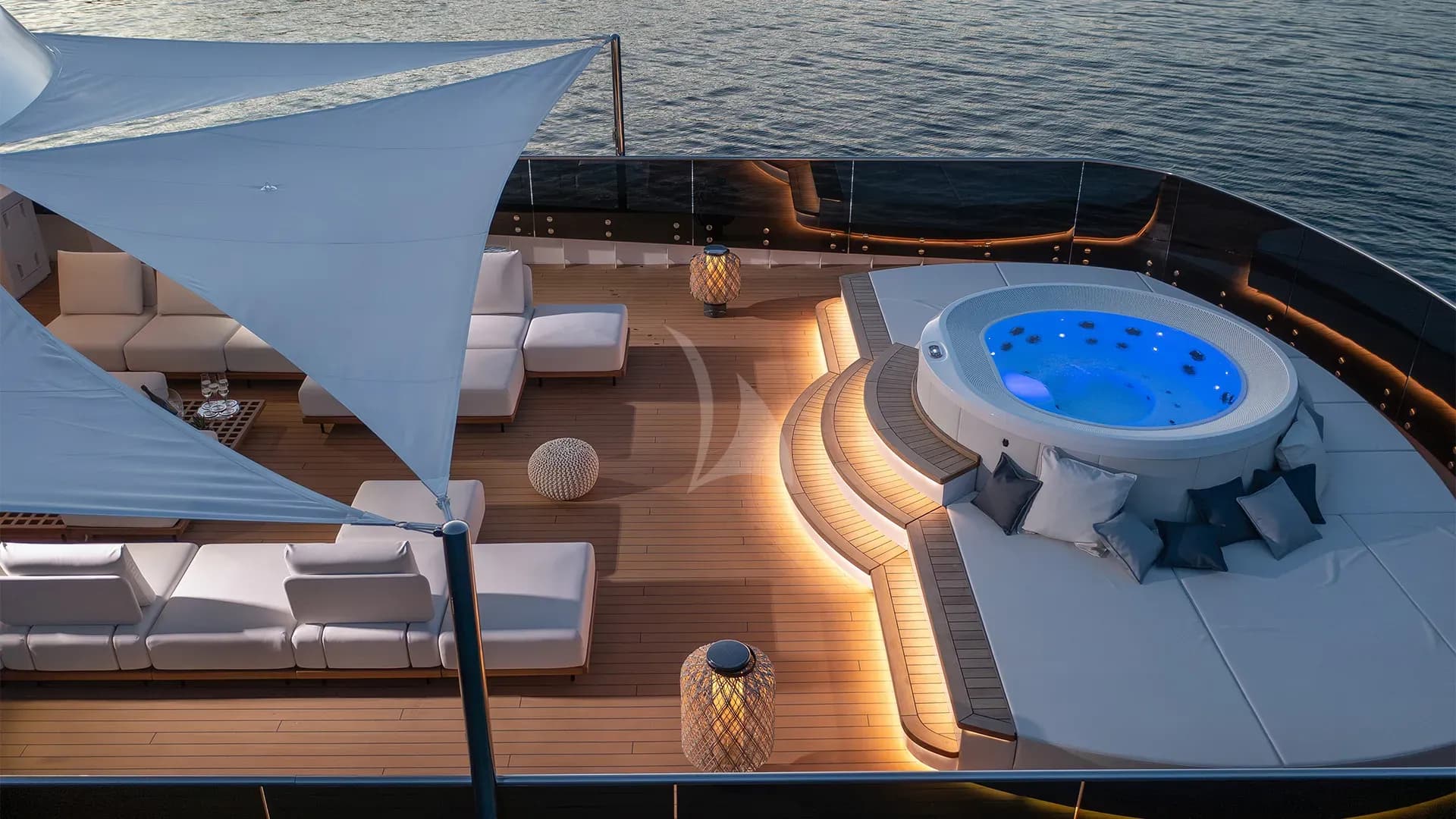 BLACK SWAN – Exterior