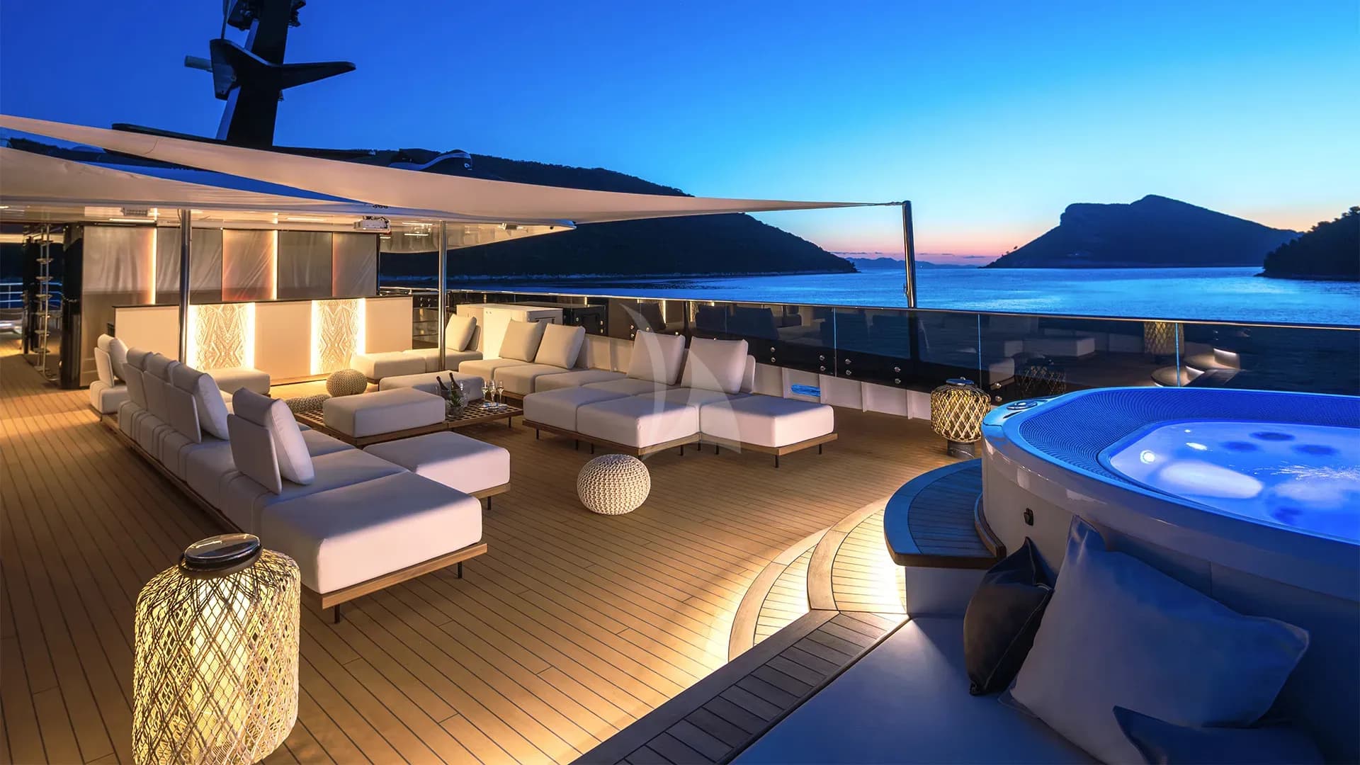 BLACK SWAN – Exterior