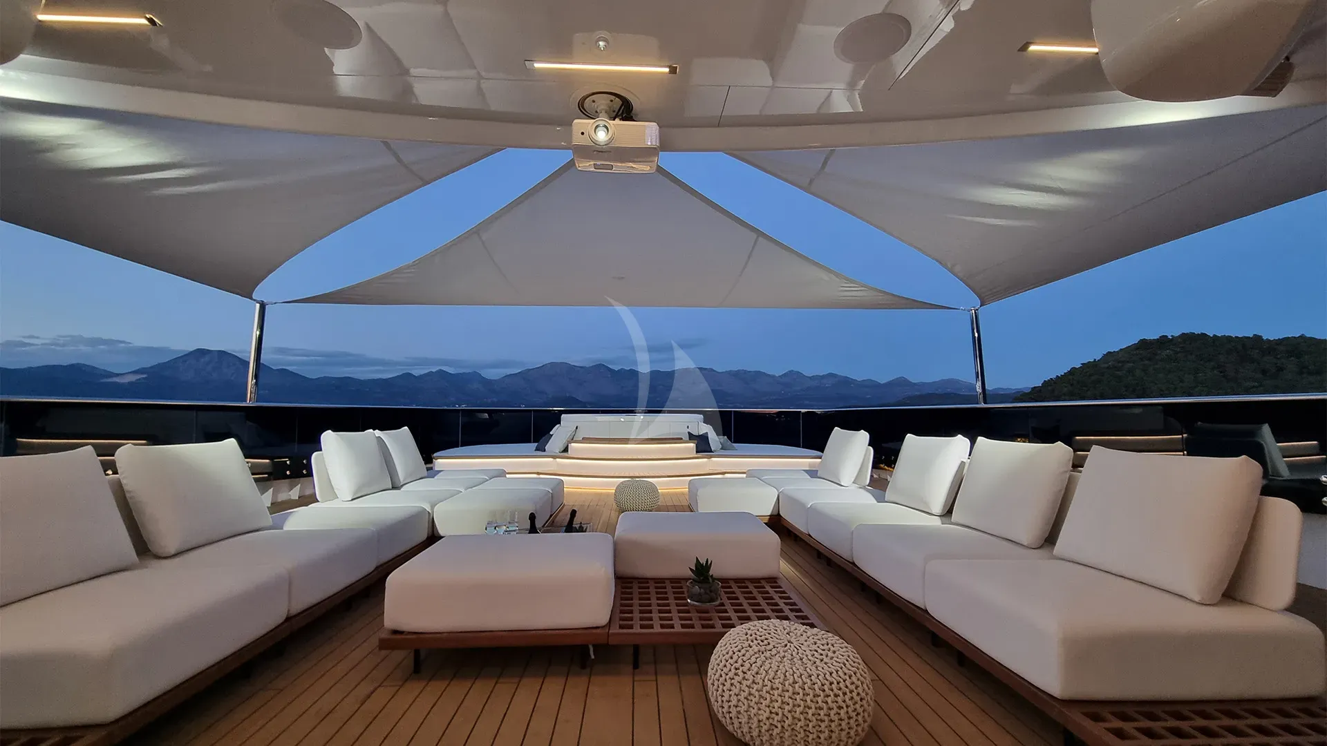 BLACK SWAN – Exterior