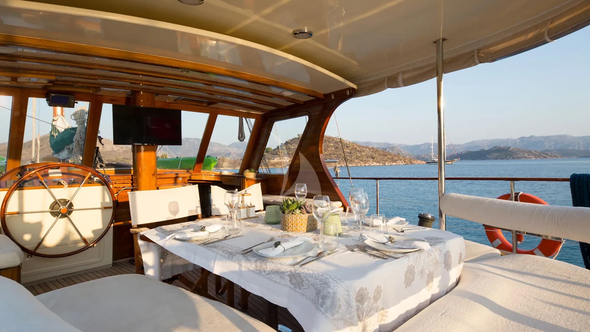 LADY FREYA – Exterior