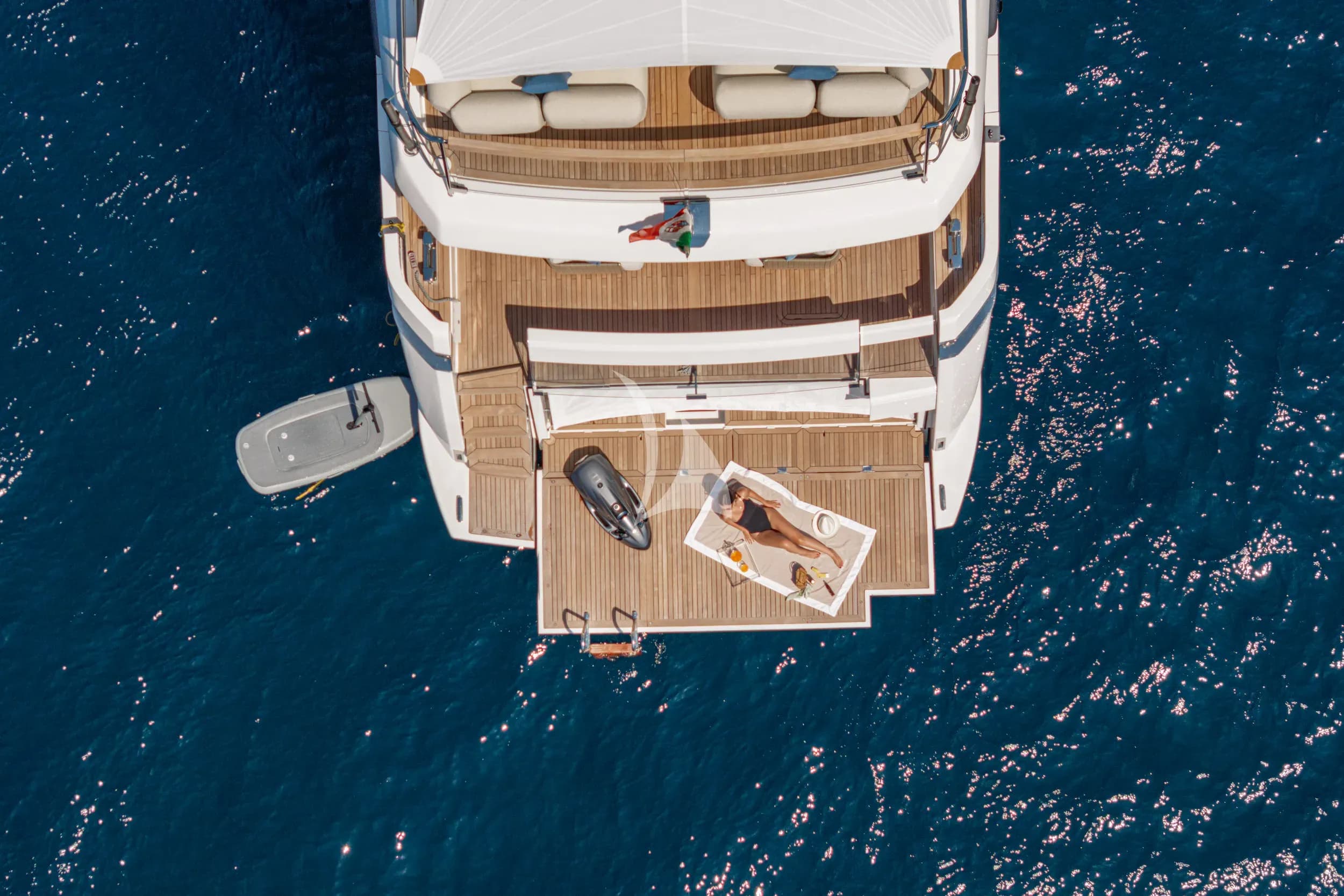 CATCH ME – Exterior