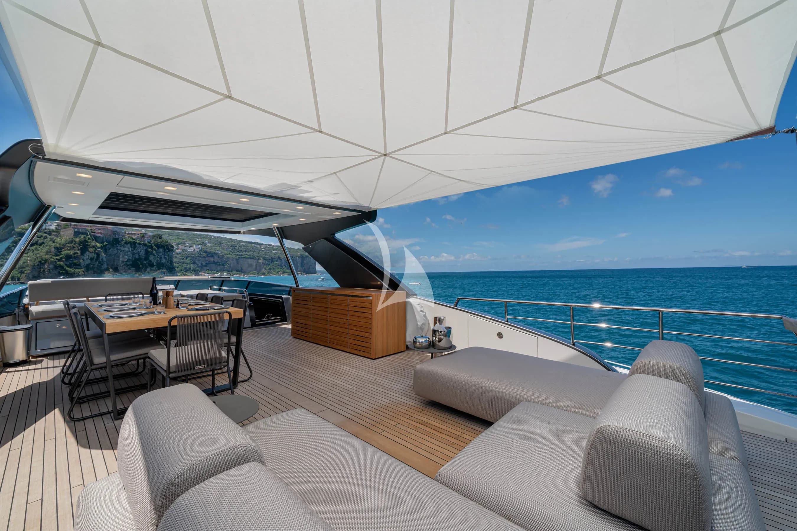 LUCKY – Exterior