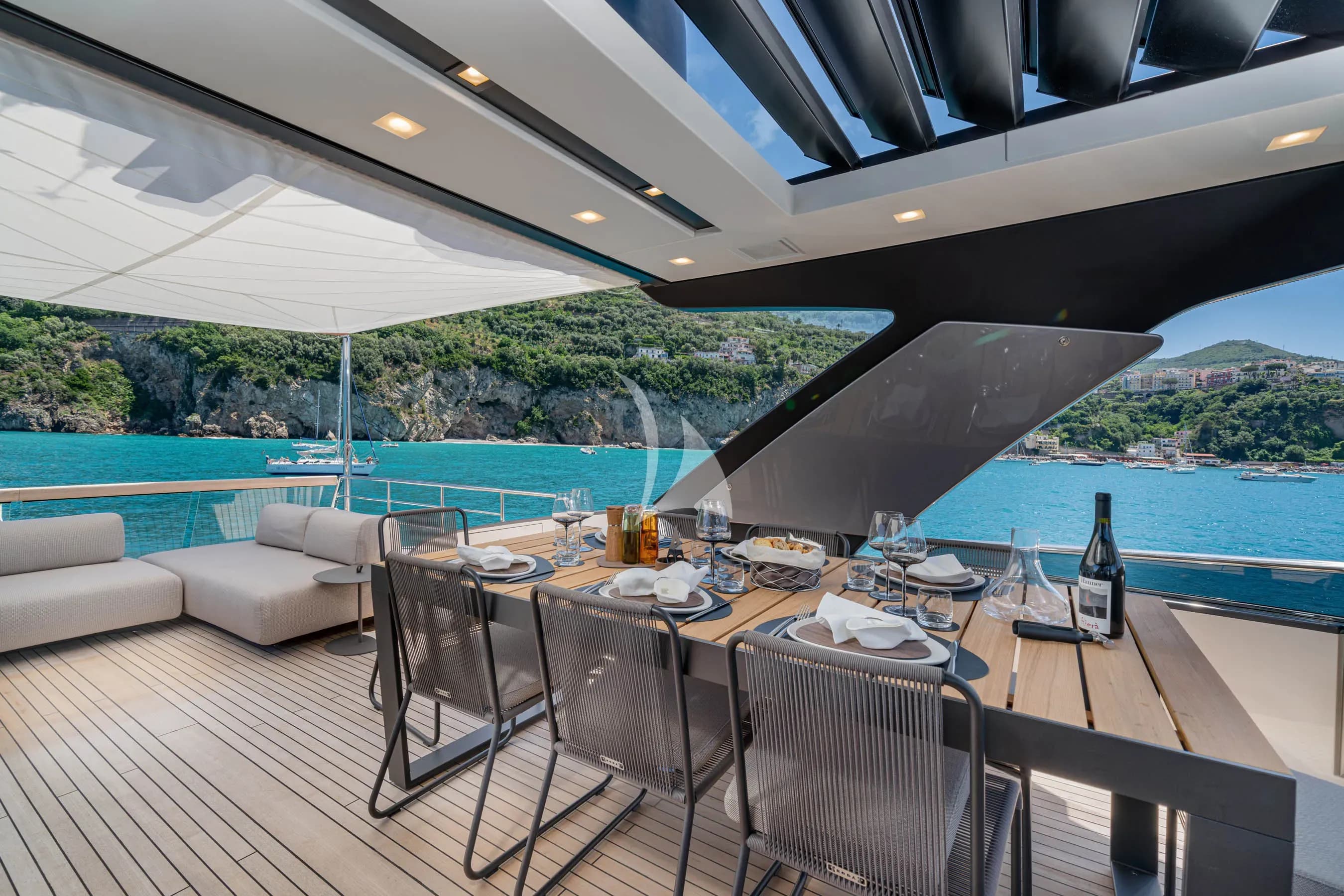 LUCKY – Exterior