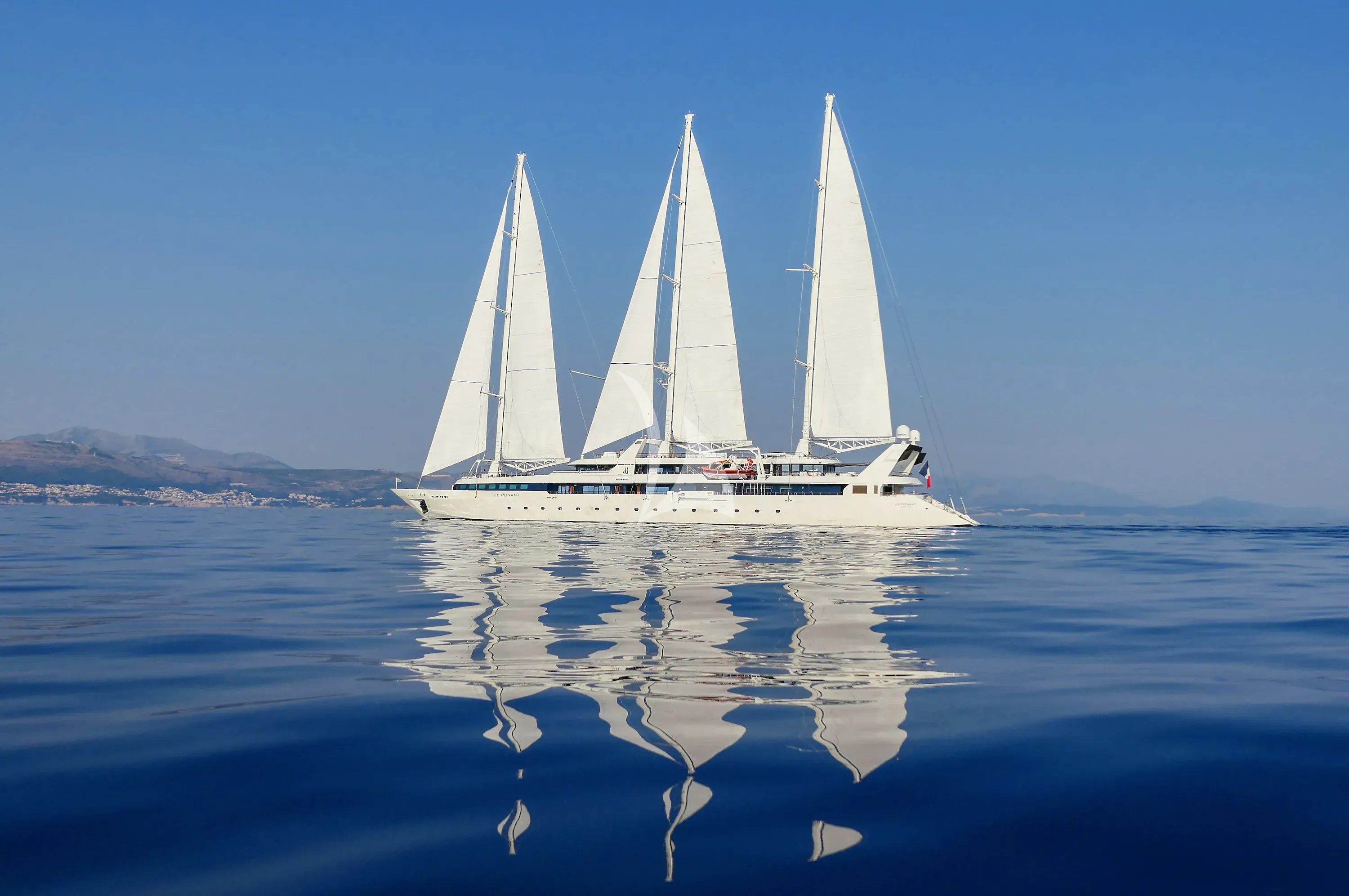 LE PONANT – Exterior