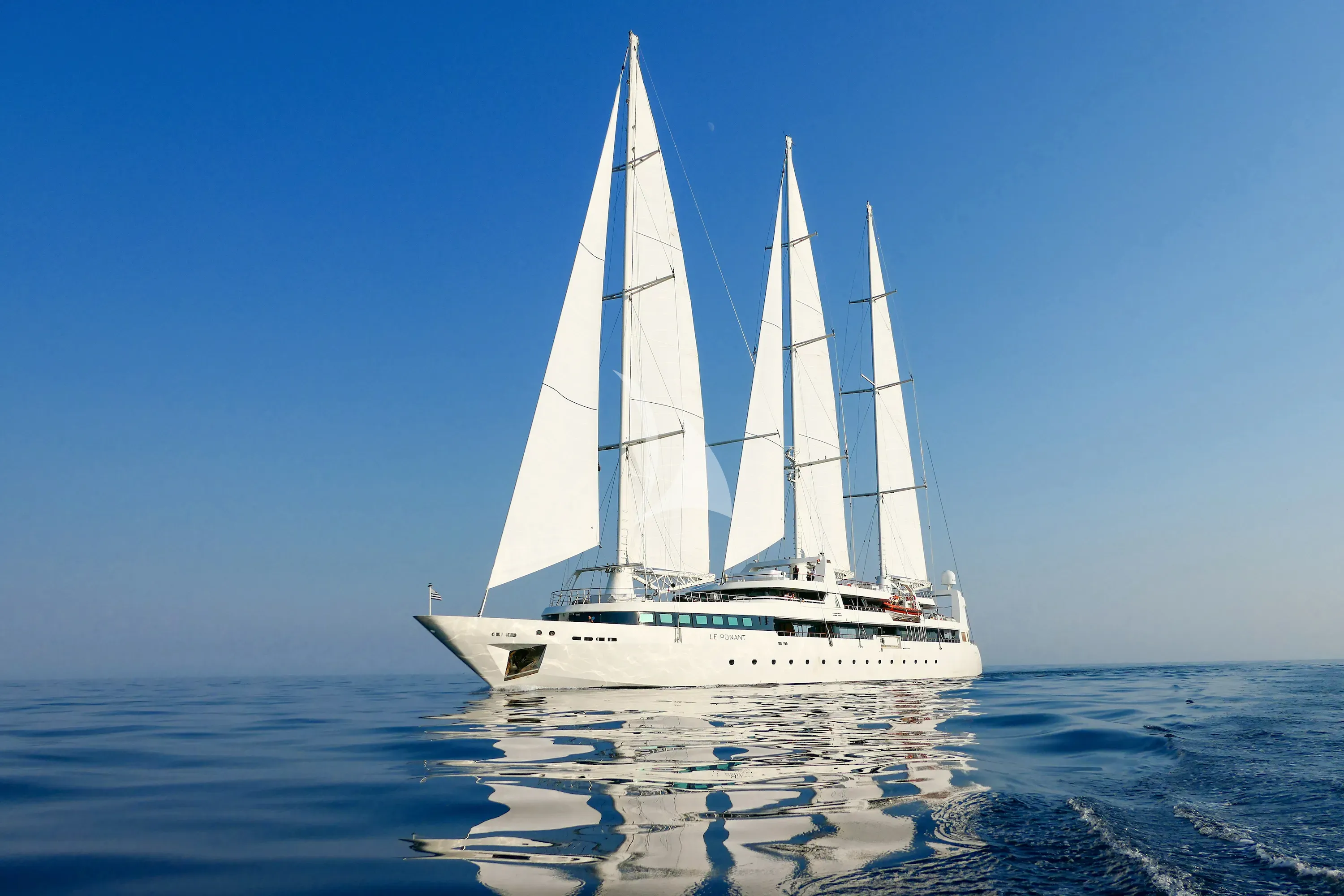 LE PONANT – Exterior