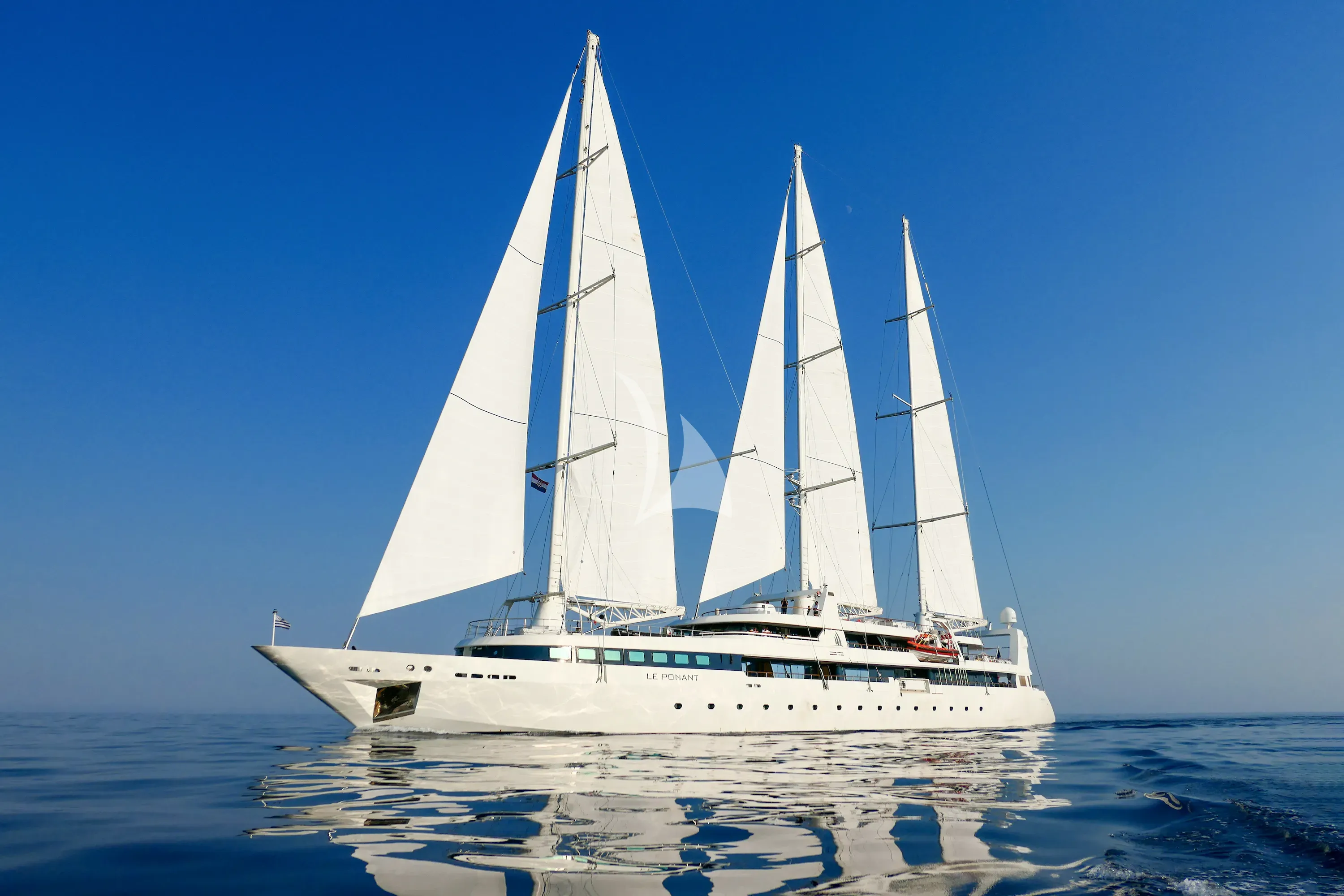 LE PONANT – Exterior