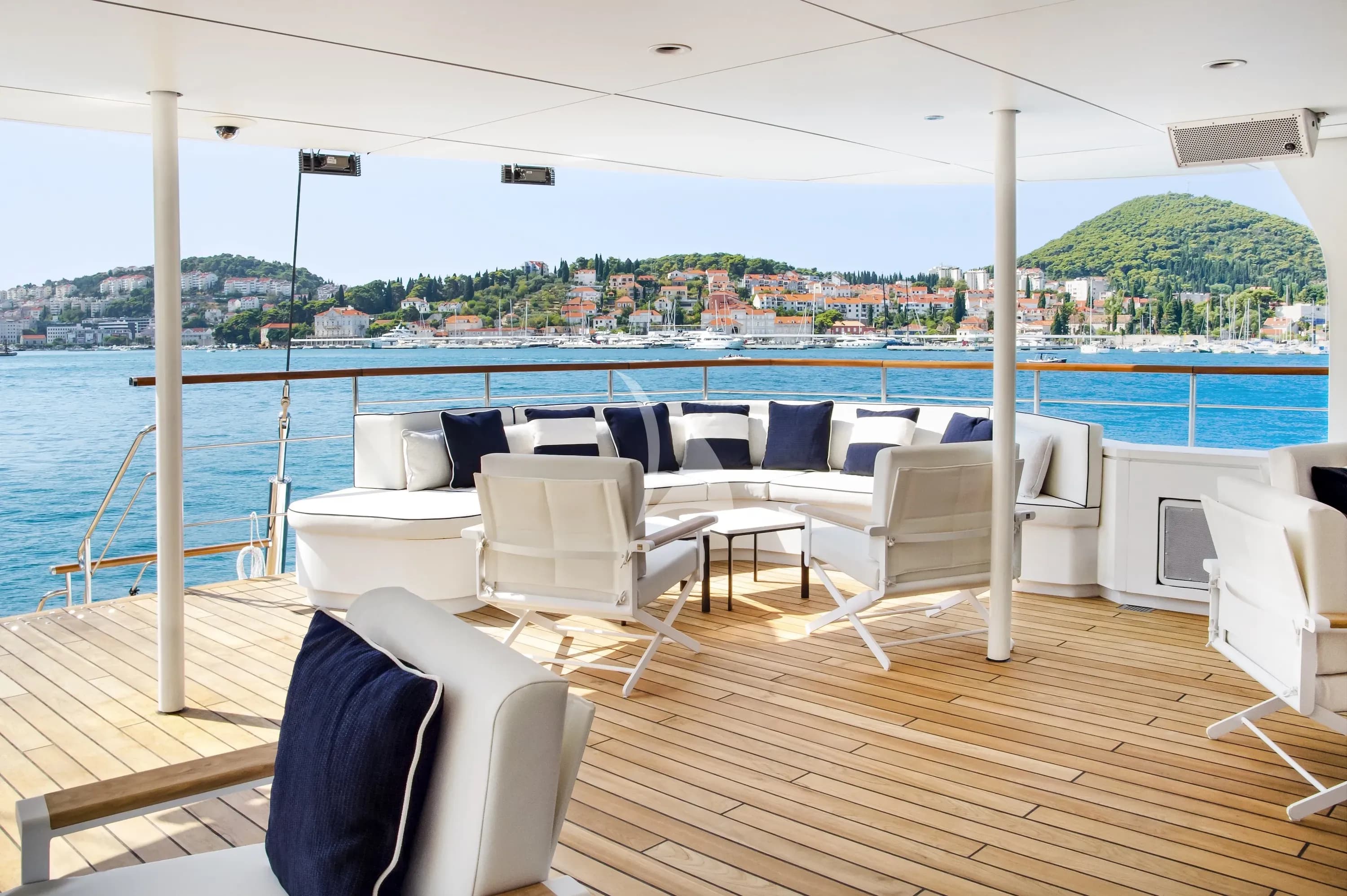 LE PONANT – Exterior