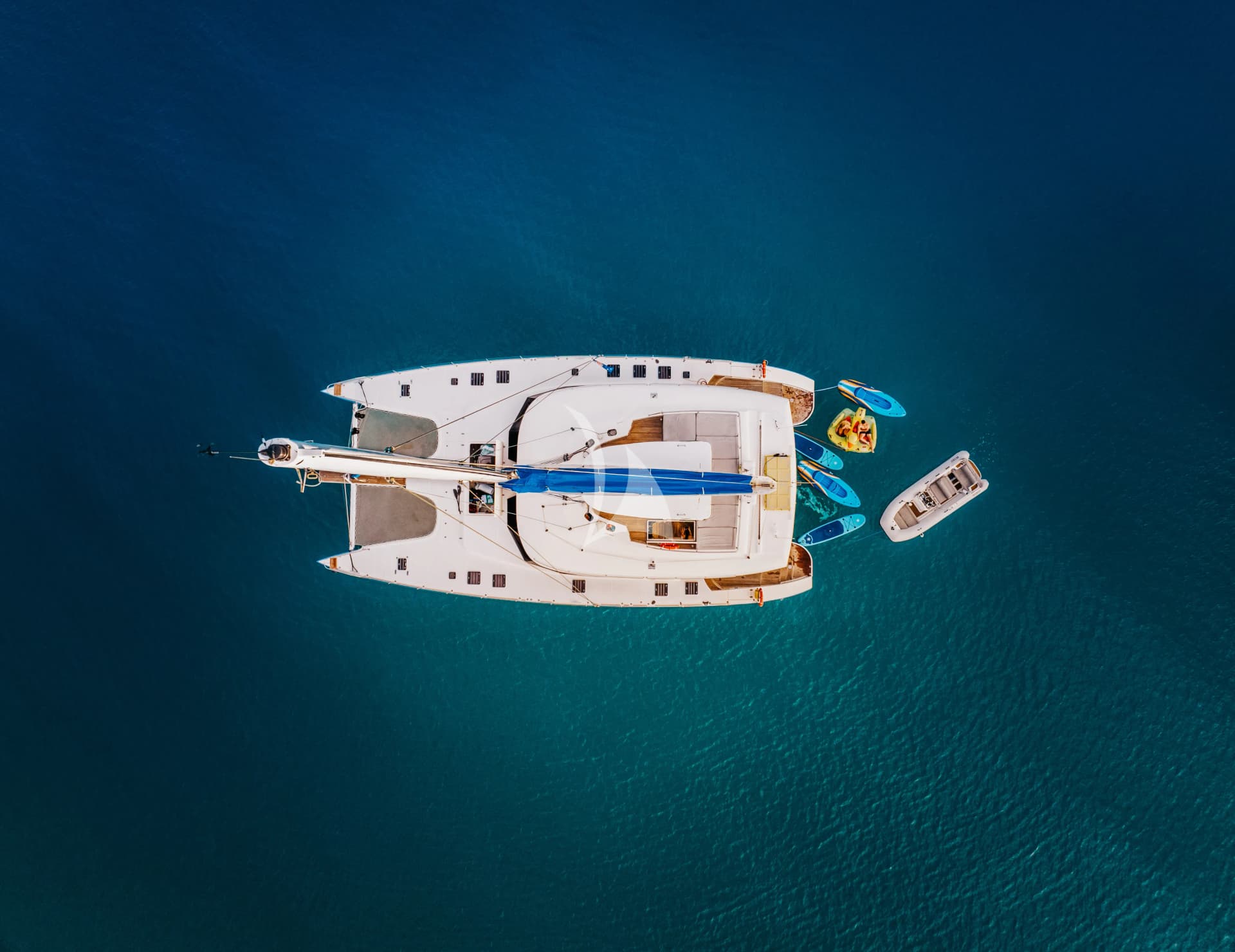 S/Y FENG – Exterior