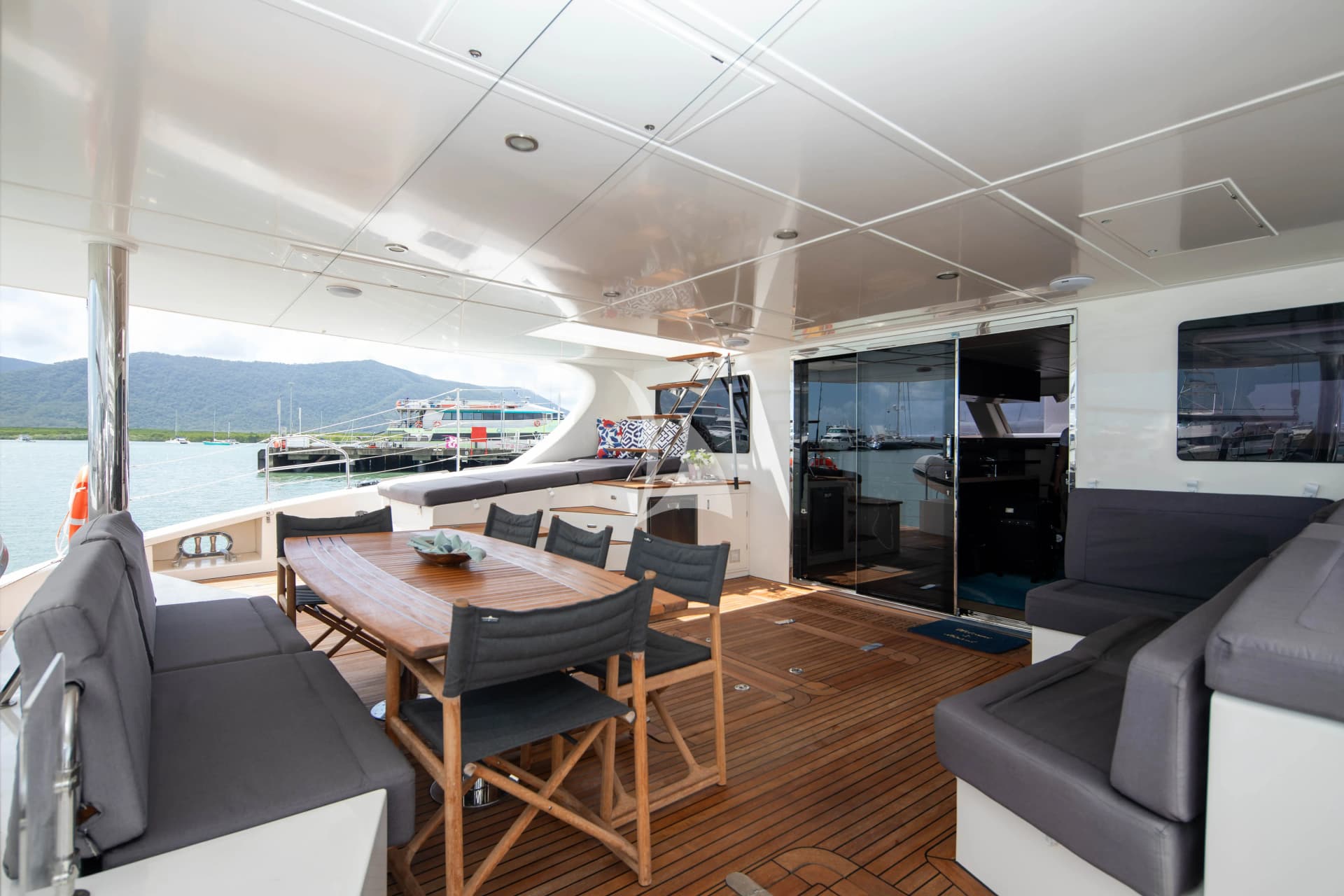 S/Y FENG – Exterior