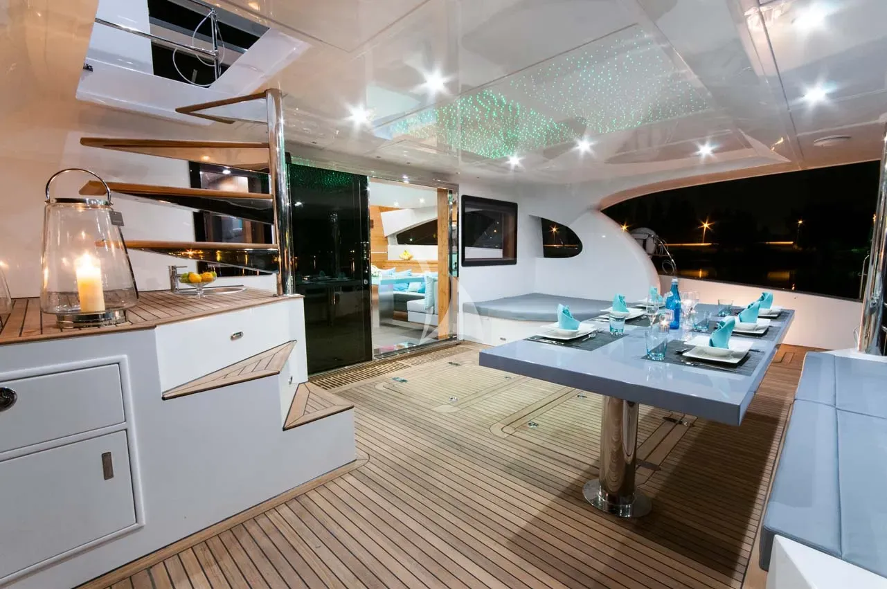 SKYLARK – Exterior