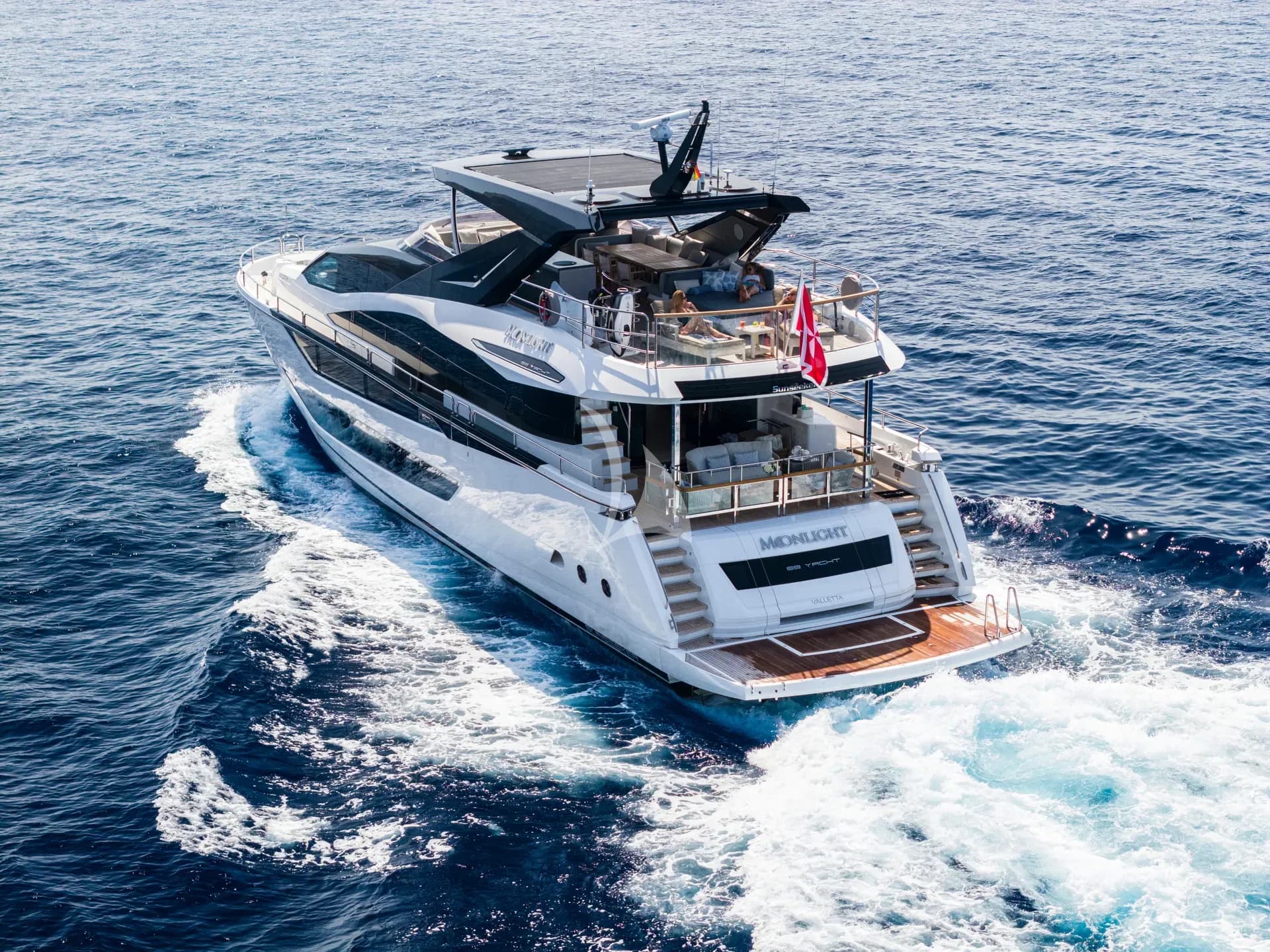 MOONLIGHT – Exterior