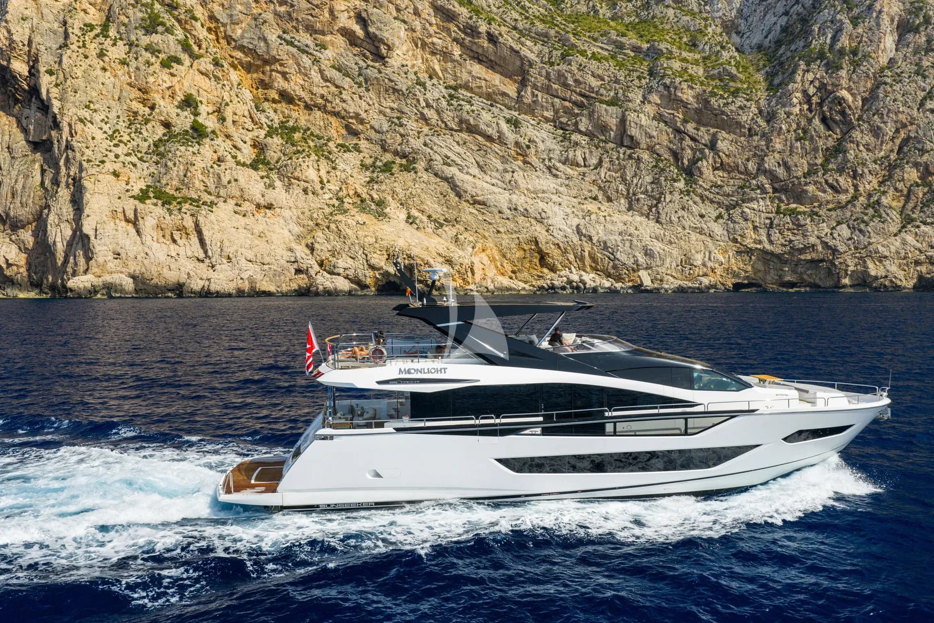 MOONLIGHT – Exterior