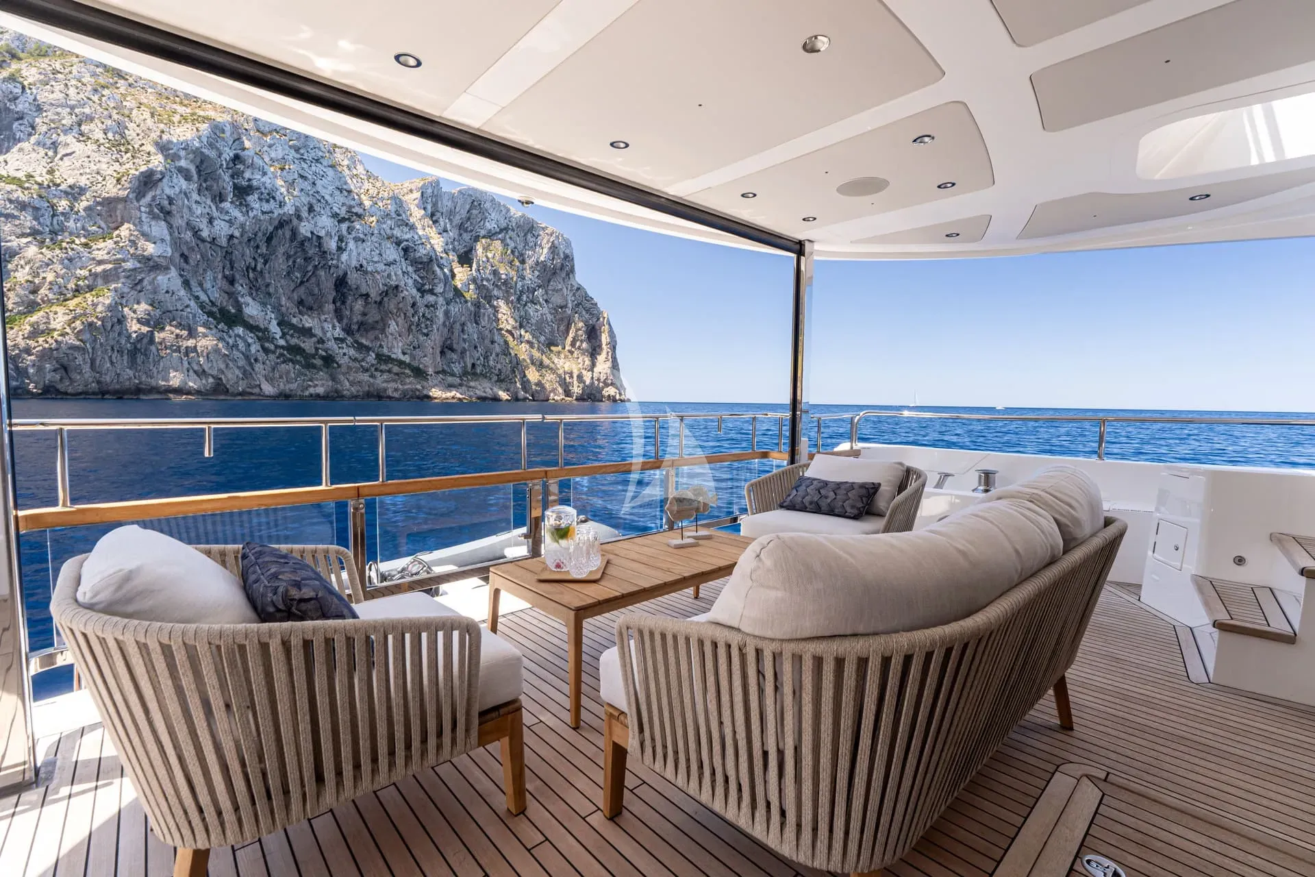 MOONLIGHT – Exterior